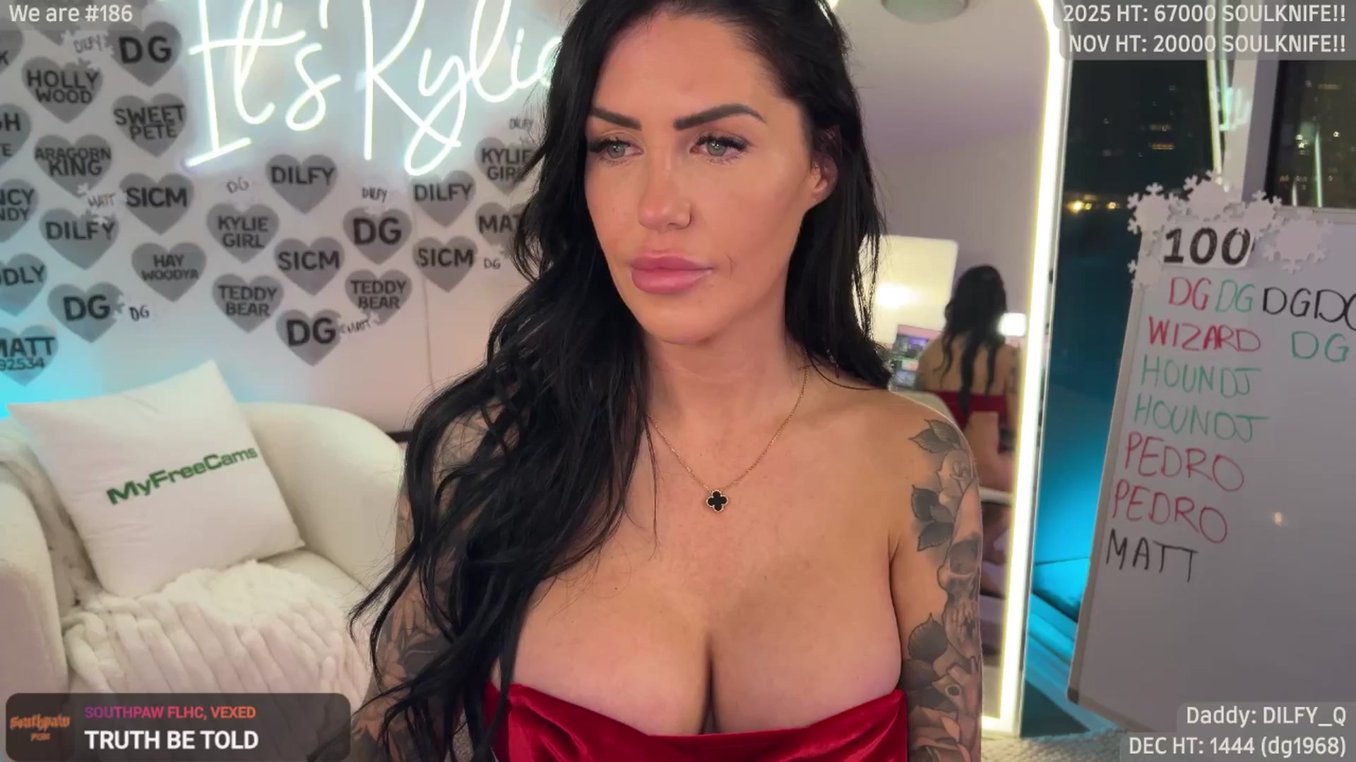 Gallery image thumbnail from ItsKylieEh's myfreecams stream on, 12/03/2025, 06:08 image 19 of 20