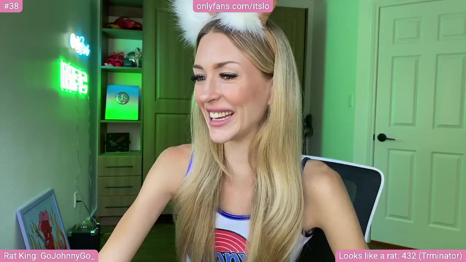 Gallery image thumbnail from ItsLo's myfreecams stream on, 10/20/2024, 20:35 image 2 of 20