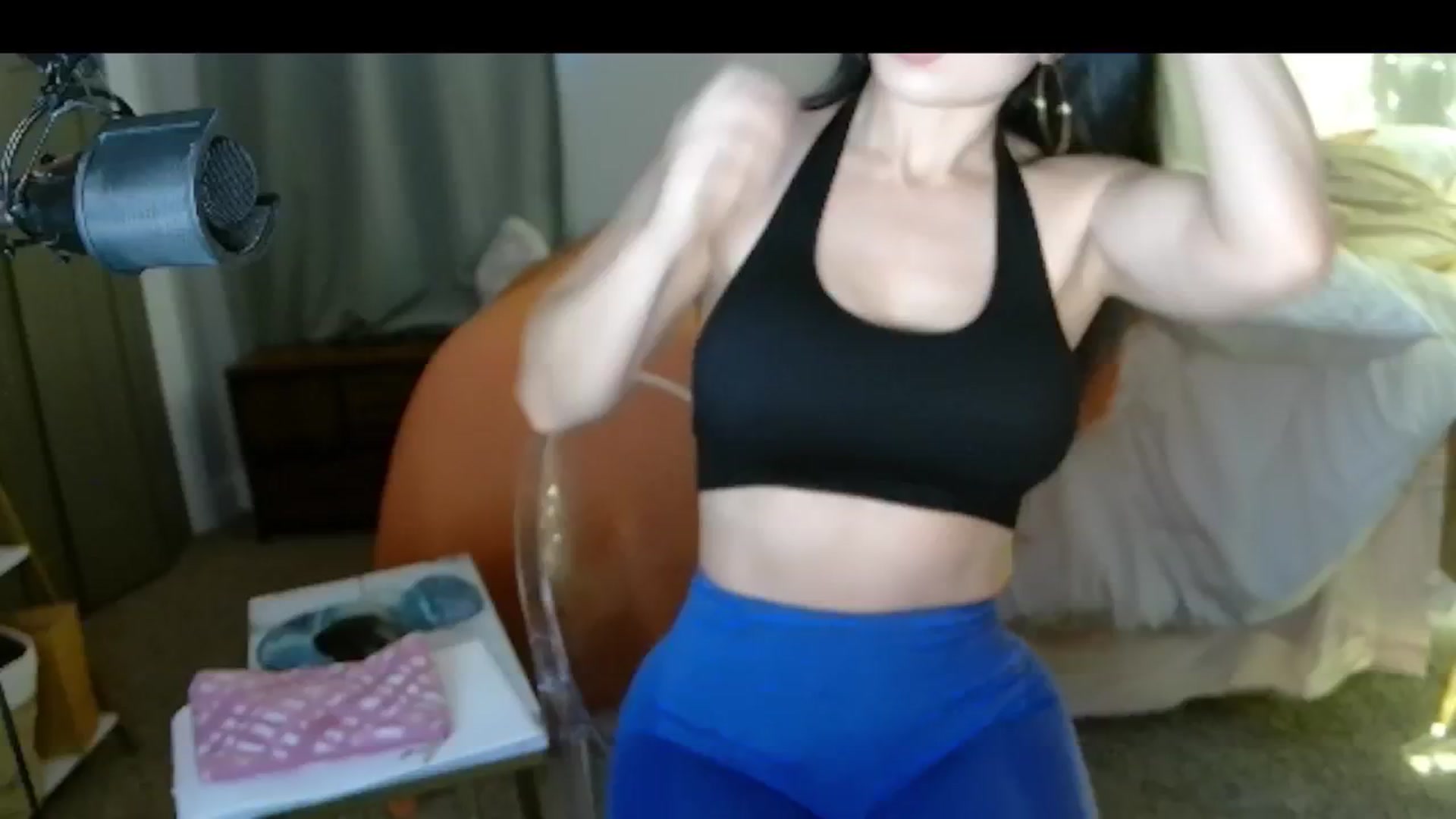 Gallery image thumbnail from ItsMaiRoom's myfreecams stream on, 04/29/2024, 18:31 image 6 of 20