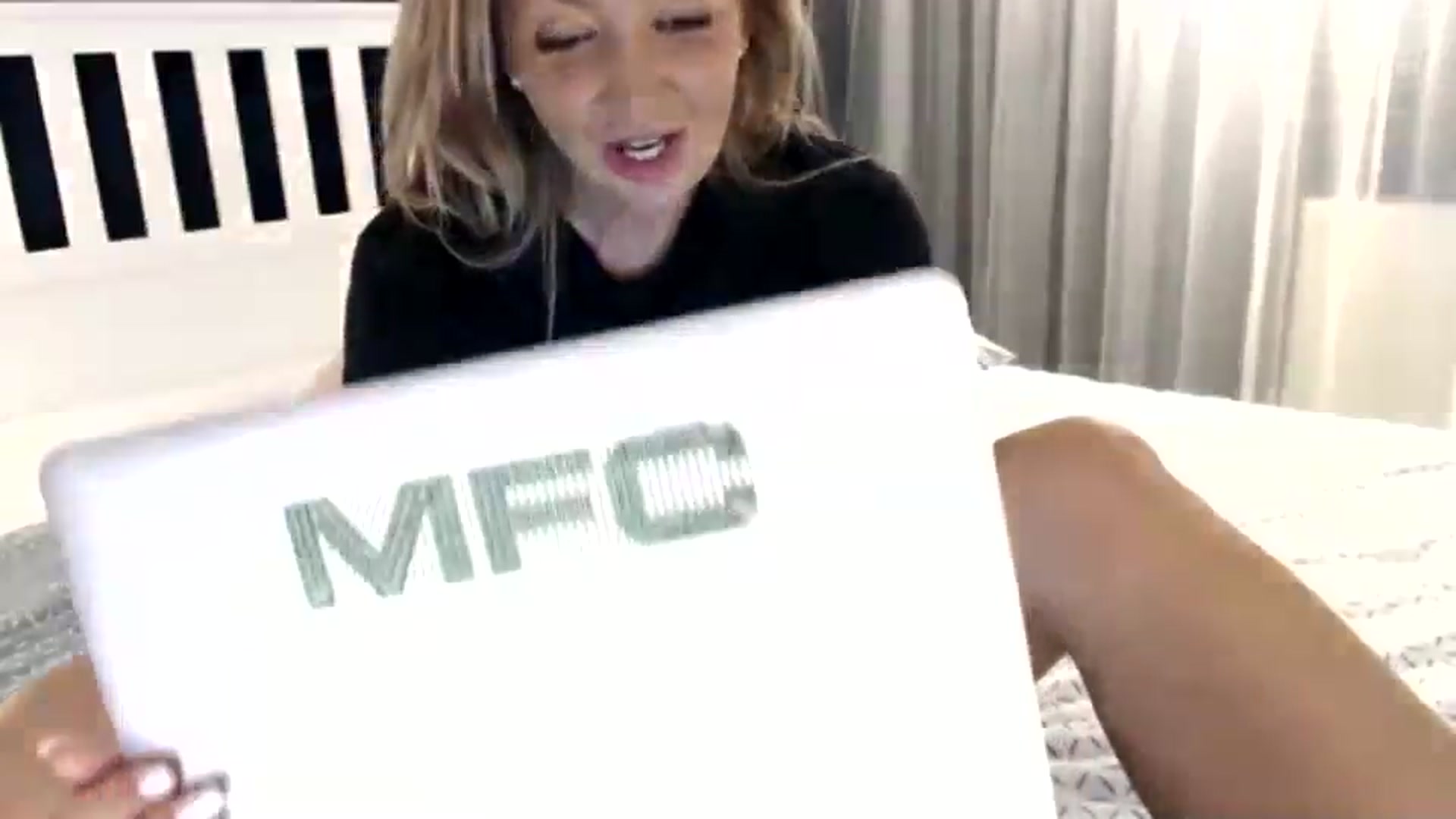 Gallery image thumbnail from ItsMe_Ila's myfreecams stream on, 05/03/2024, 20:05 image 15 of 20