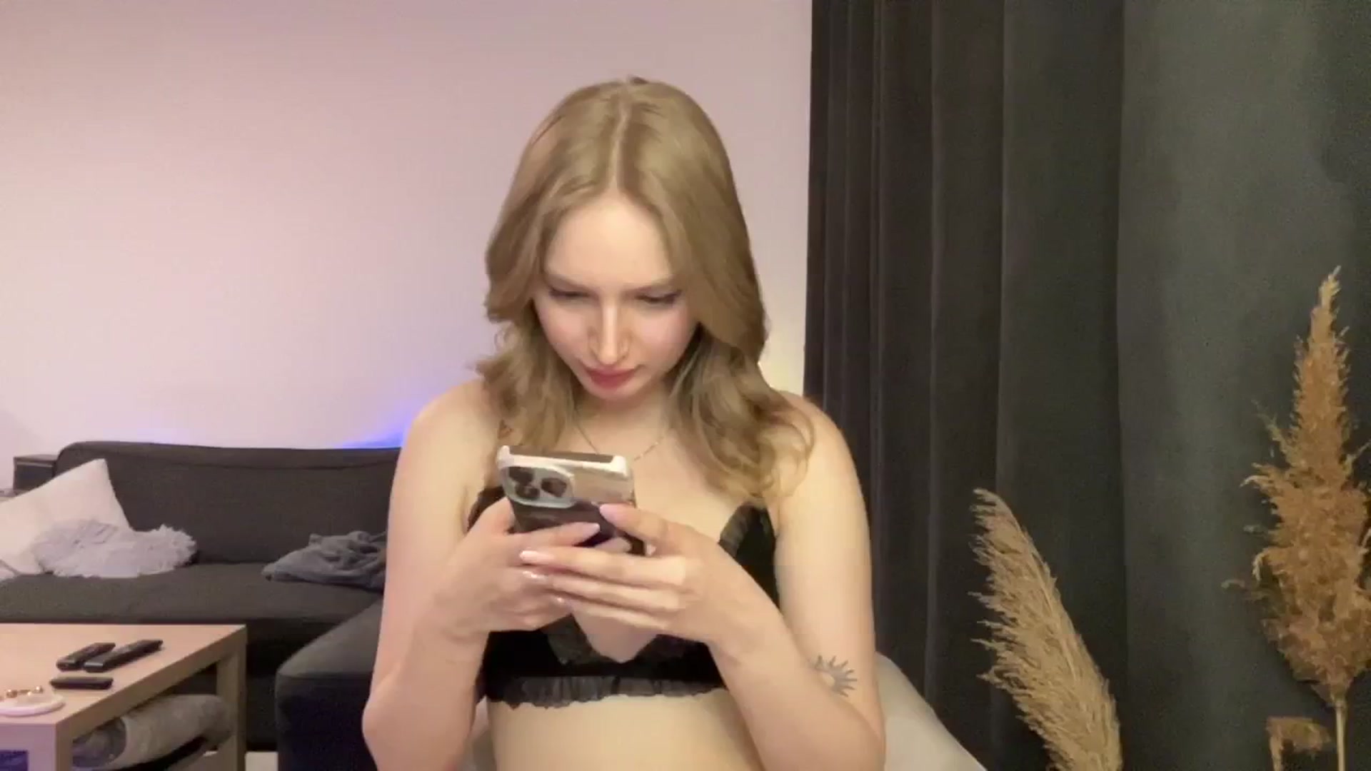 Gallery image thumbnail from ItsPhoenixxx's myfreecams stream on, 05/03/2024, 23:58 image 7 of 20