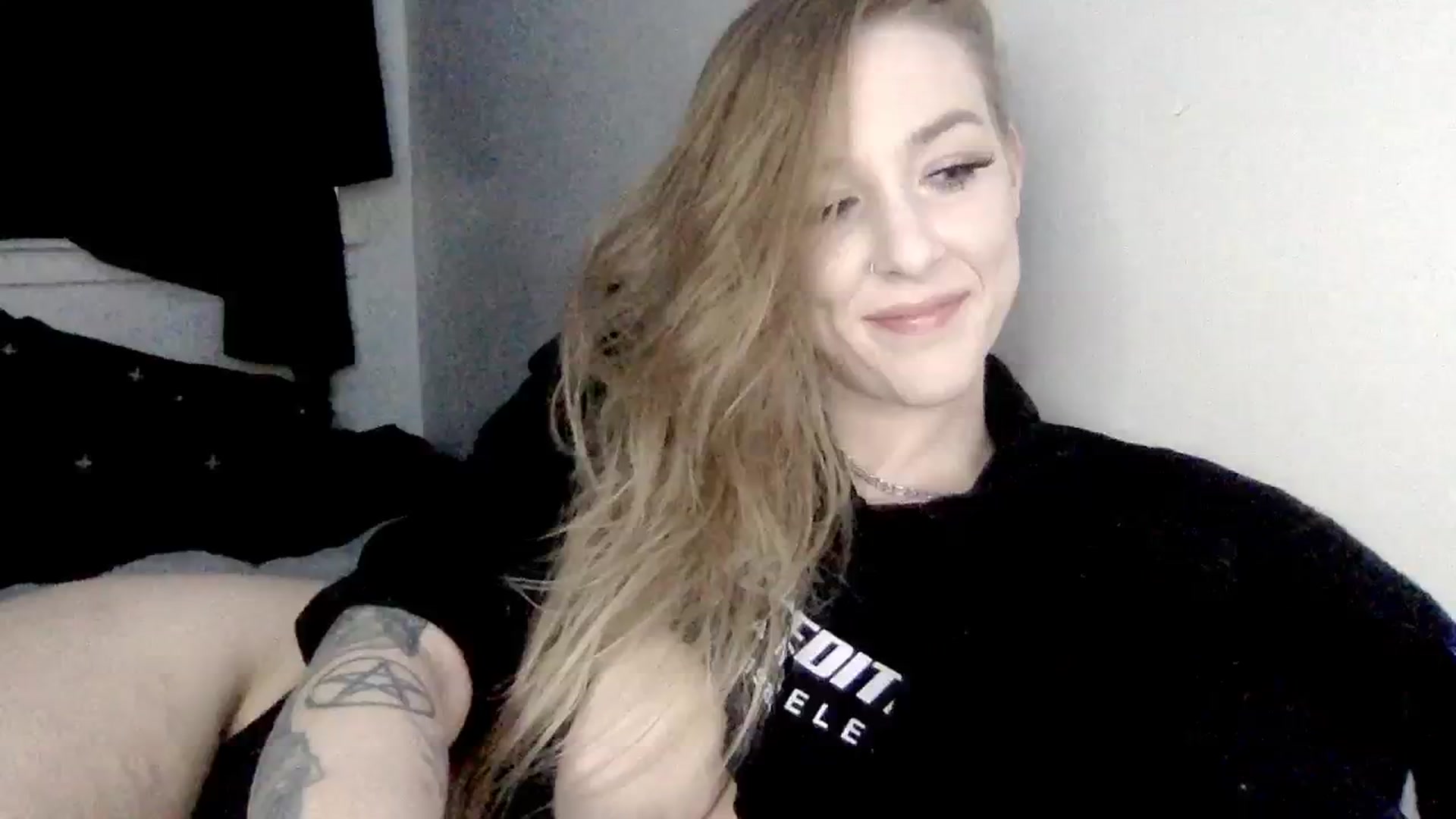 Gallery image thumbnail from ItsRavenRoses's myfreecams stream on, 02/07/2024, 18:34 image 16 of 20