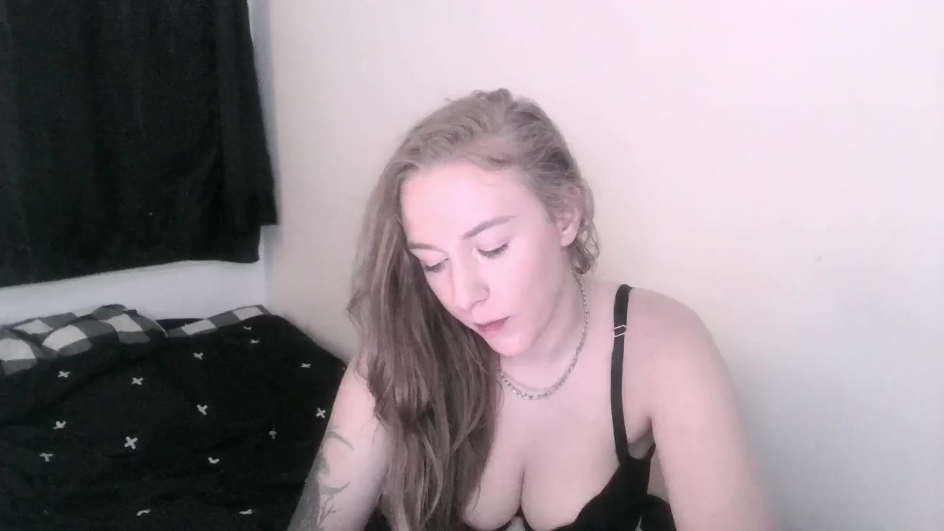 Gallery image thumbnail from ItsRavenRoses's myfreecams stream on, 05/26/2024, 22:07 image 16 of 20