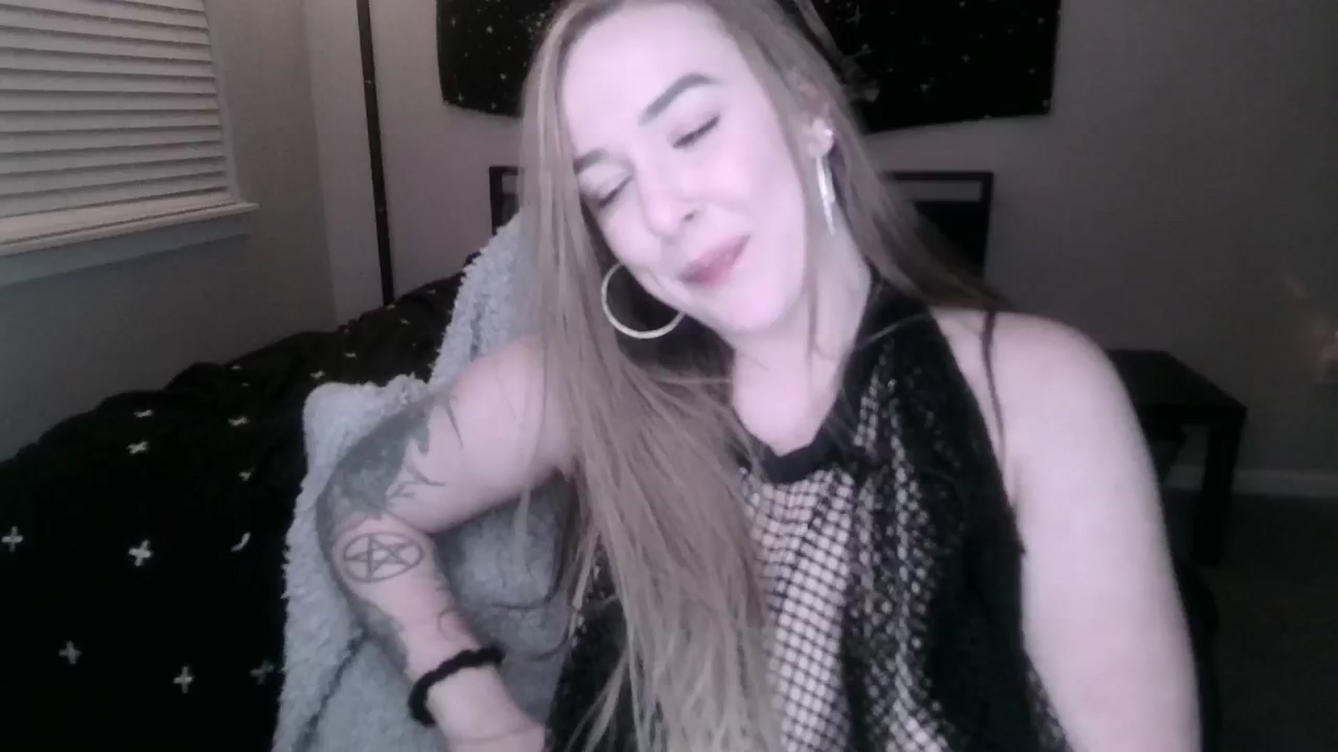 Gallery image thumbnail from ItsRavenRoses's myfreecams stream on, 01/01/2025, 13:33 image 2 of 20