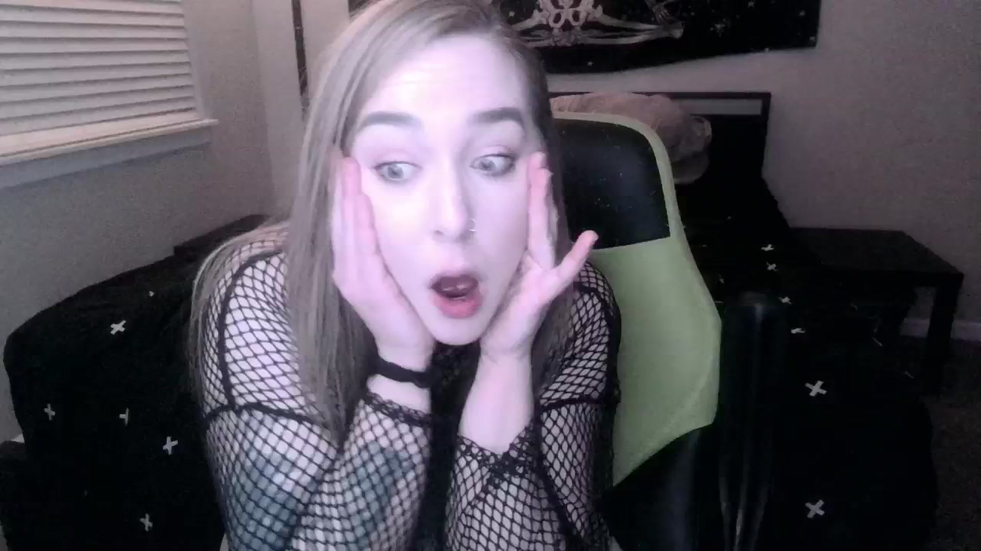 Gallery image thumbnail from ItsRavenRoses's myfreecams stream on, 01/01/2025, 13:33 image 16 of 20