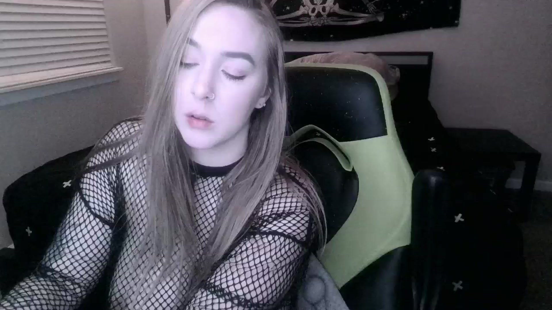 Gallery image thumbnail from ItsRavenRoses's myfreecams stream on, 01/01/2025, 13:33 image 15 of 20