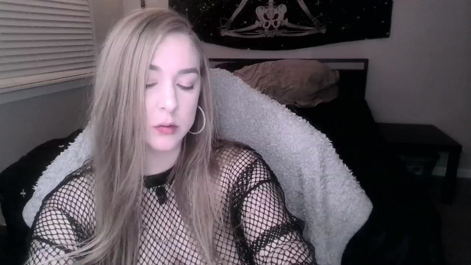 Gallery image thumbnail from ItsRavenRoses's myfreecams stream on, 01/01/2025, 13:33 image 7 of 20