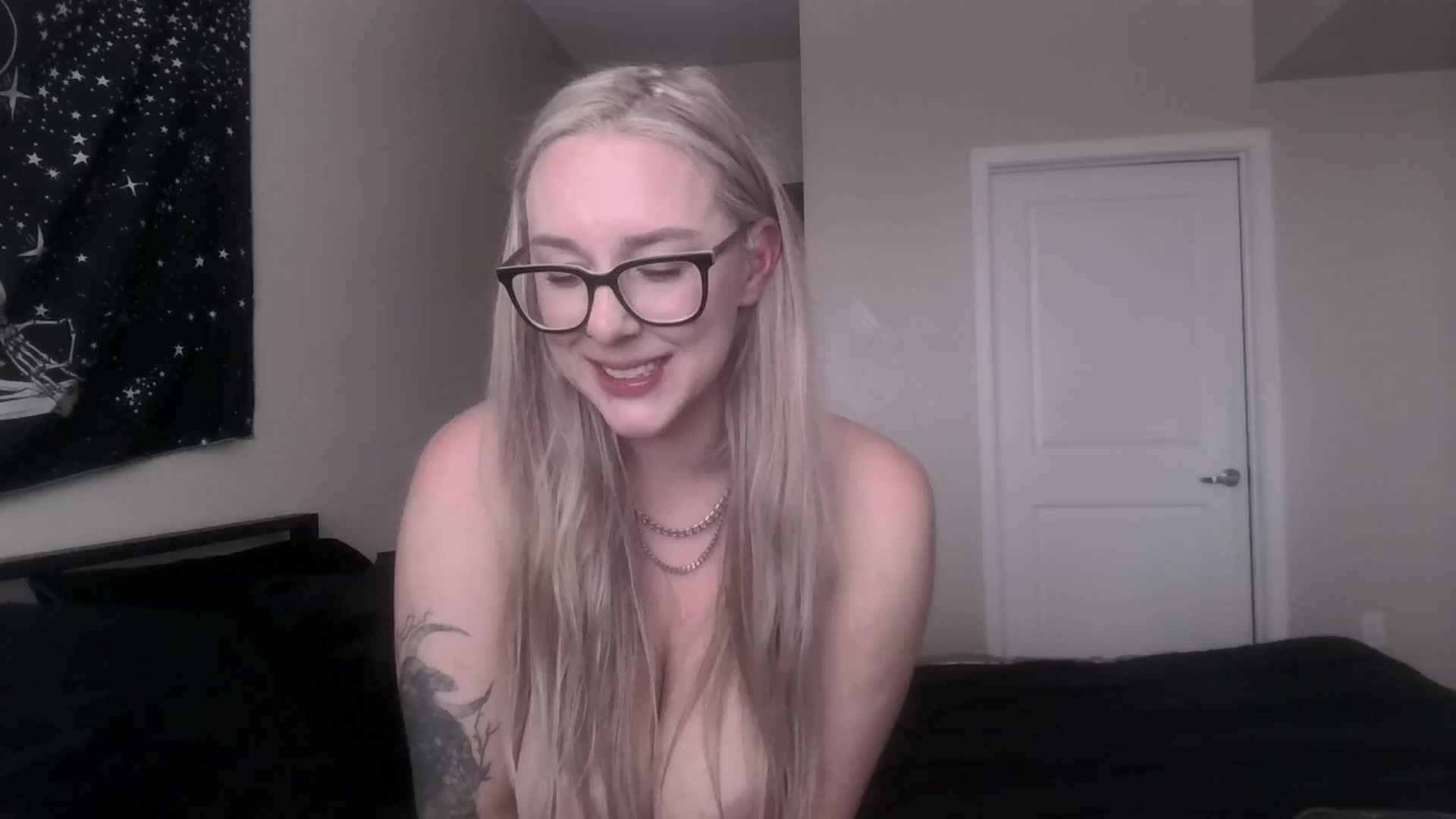 Gallery image thumbnail from ItsRavenRoses's myfreecams stream on, 04/20/2025, 24:04 image 11 of 20