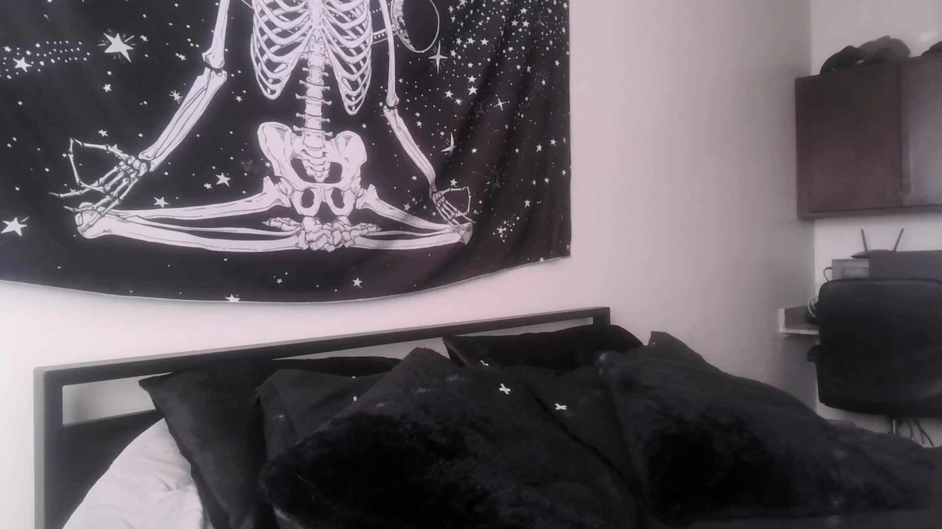 Gallery image thumbnail from ItsRavenRoses's myfreecams stream on, 04/20/2025, 24:04 image 20 of 20