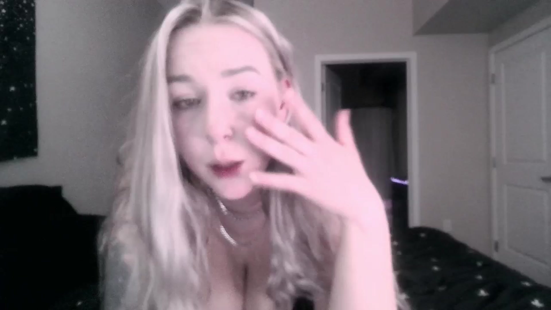 Gallery image thumbnail from ItsRavenRoses's myfreecams stream on, 05/19/2025, 04:14 image 9 of 20