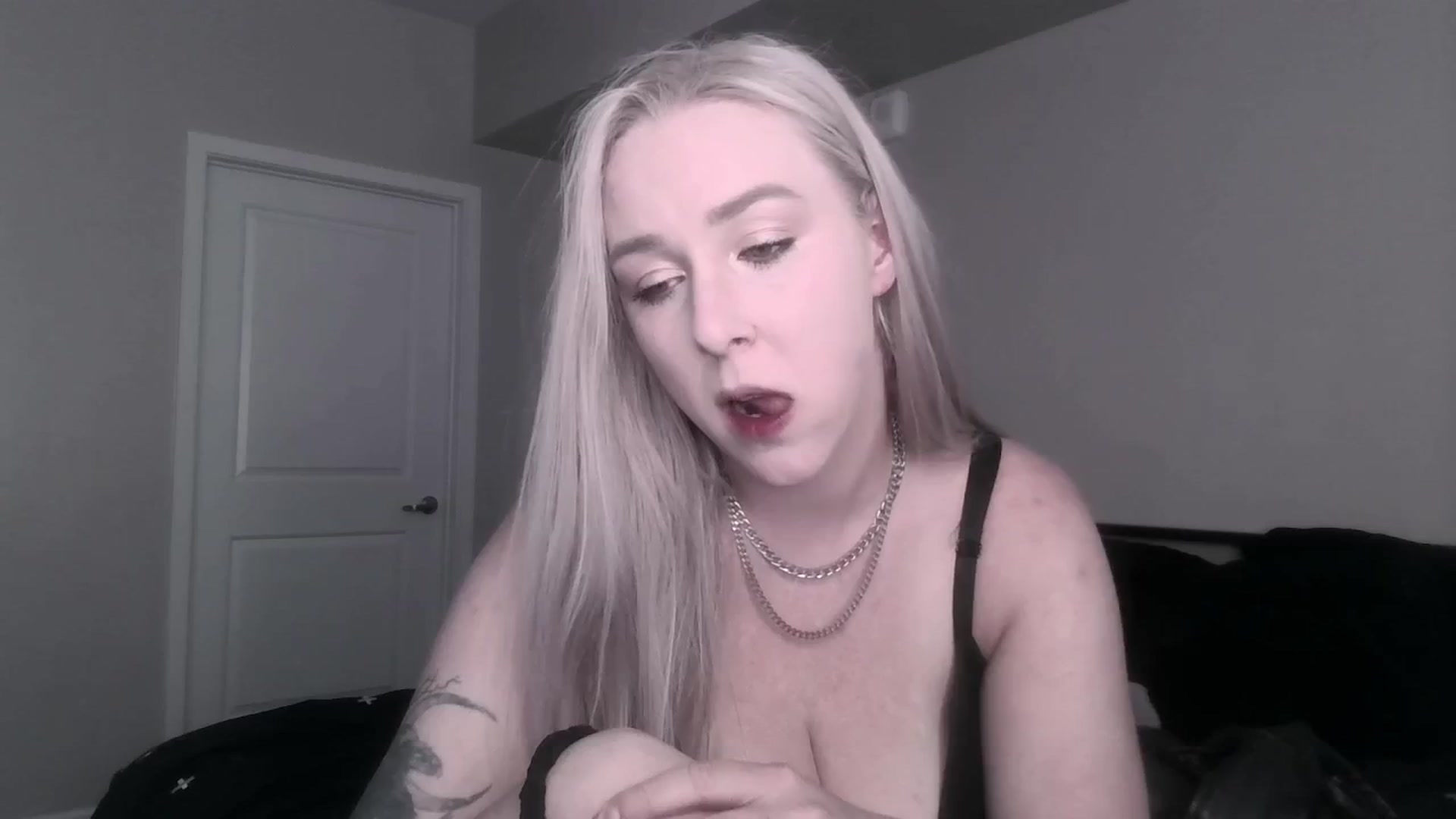 Gallery image thumbnail from ItsRavenRoses's myfreecams stream on, 06/13/2025, 01:22 image 12 of 20