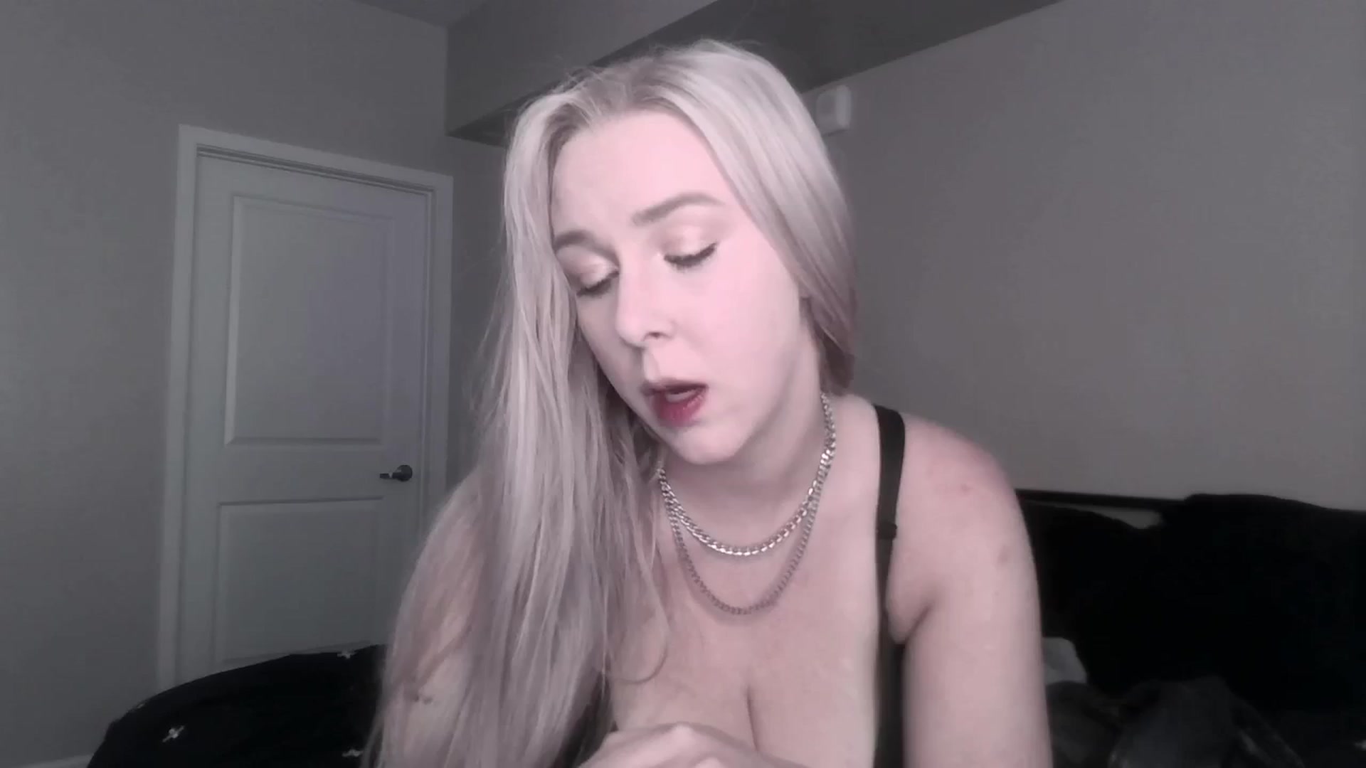 Gallery image thumbnail from ItsRavenRoses's myfreecams stream on, 06/13/2025, 01:22 image 17 of 20