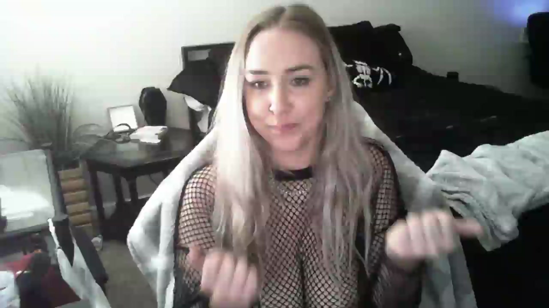 Gallery image thumbnail from ItsRavenRoses's myfreecams stream on, 06/14/2026, 24:00 image 12 of 20