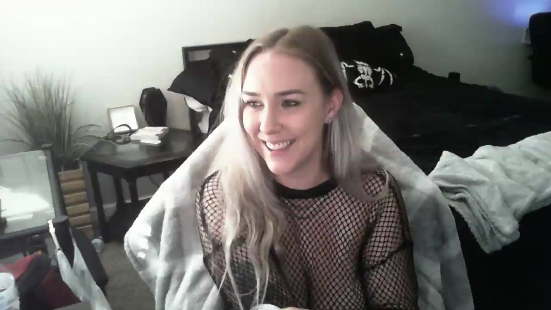 Gallery image thumbnail from ItsRavenRoses's myfreecams stream on, 06/14/2026, 24:00 image 18 of 20