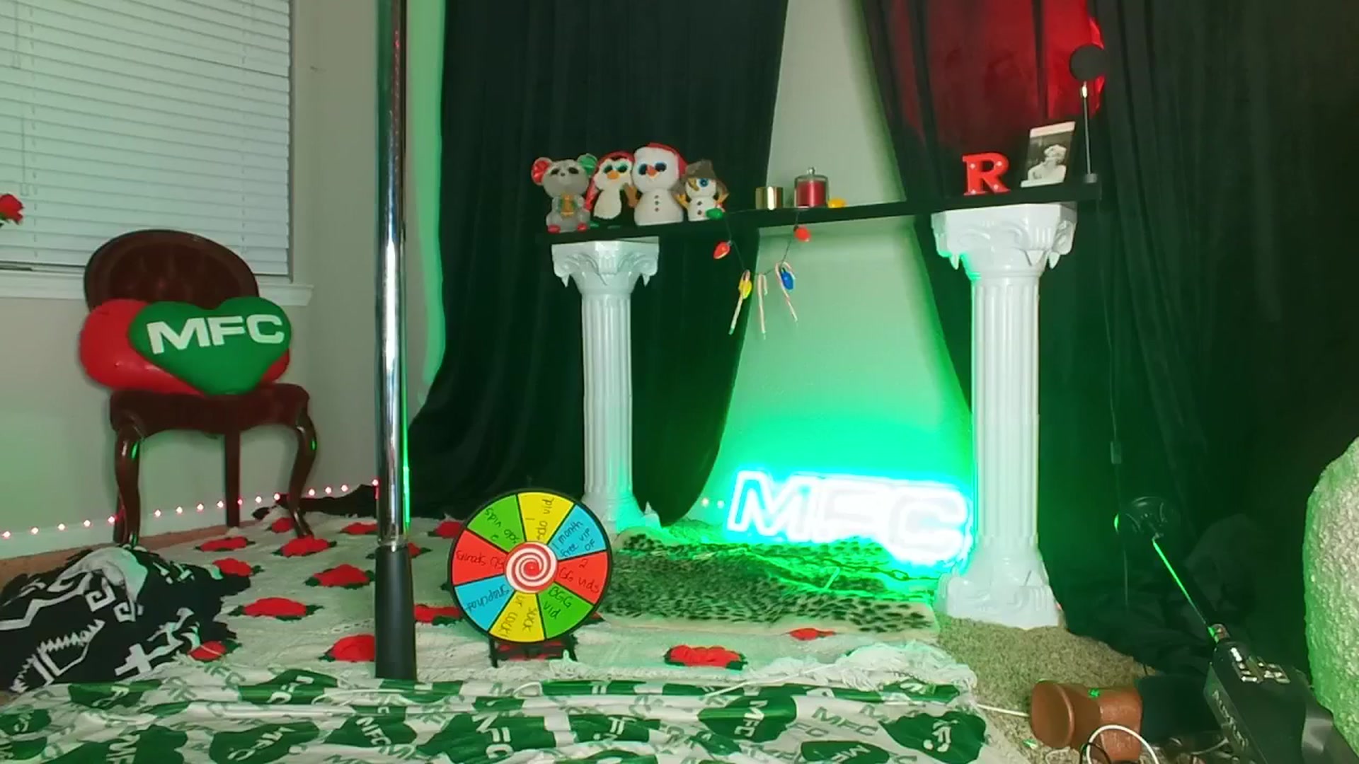 Gallery image thumbnail from ItsRoseRyder's myfreecams stream on, 12/18/2024, 09:18 image 17 of 20
