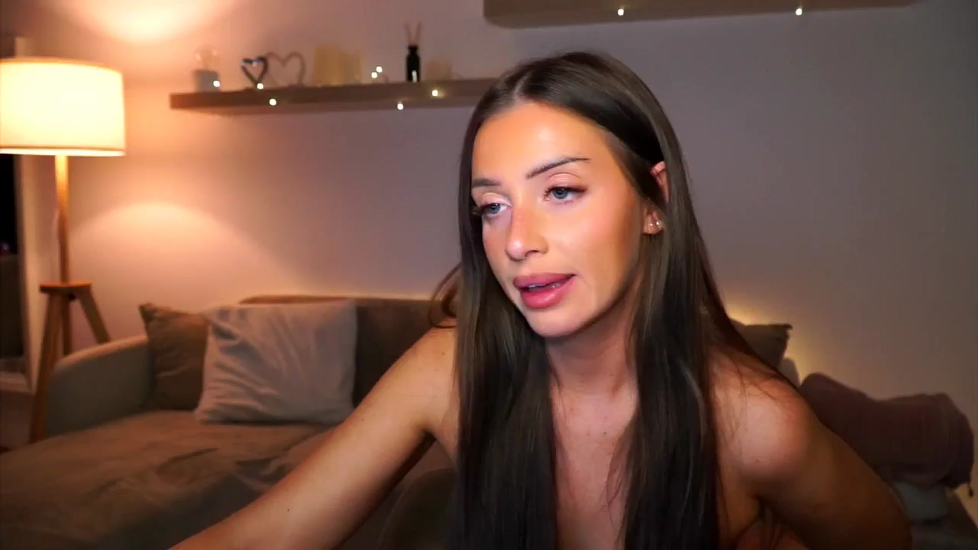 Gallery image thumbnail from Its_Ana's myfreecams stream on, 10/17/2024, 21:53 image 14 of 20