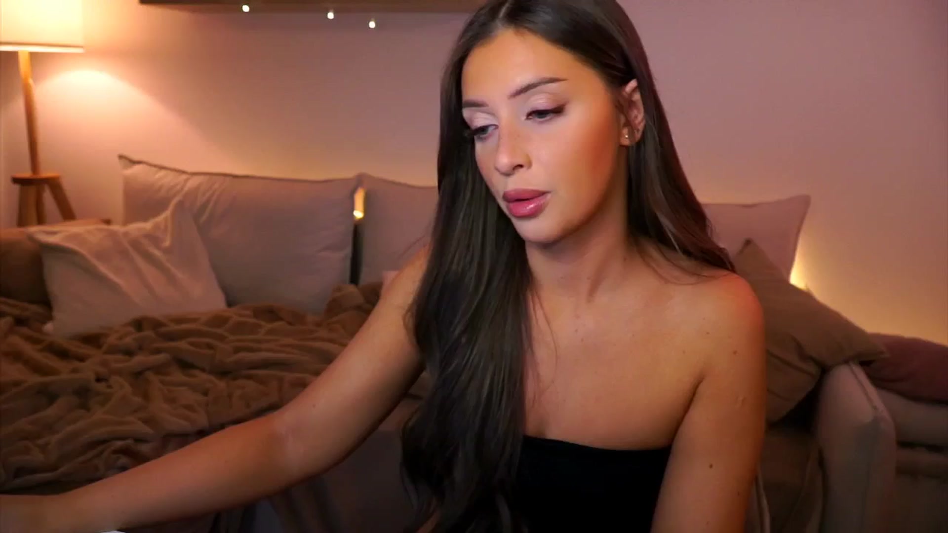 Gallery image thumbnail from Its_Ana's myfreecams stream on, 12/22/2024, 23:14 image 17 of 20