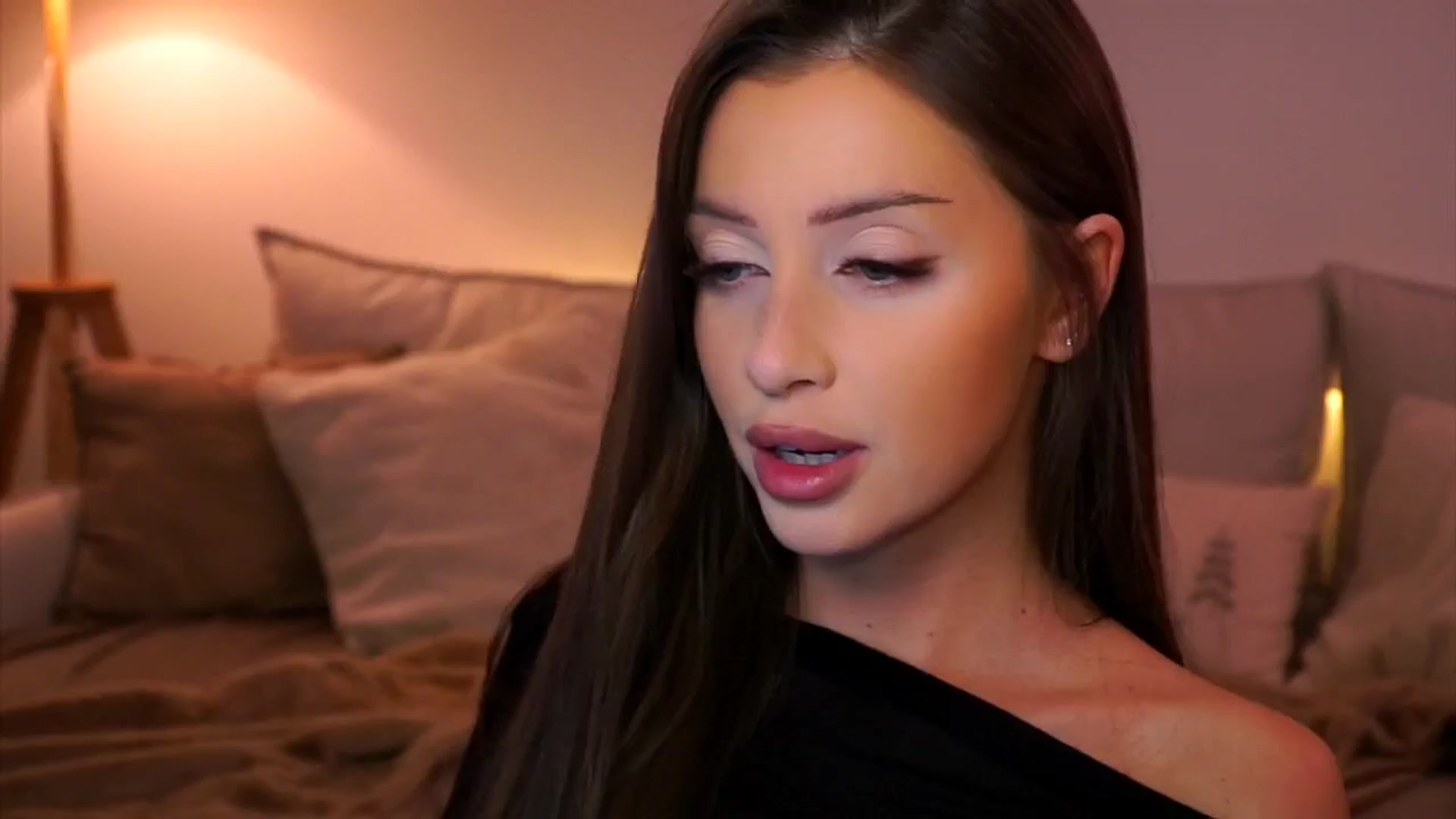 Gallery image thumbnail from Its_Ana's myfreecams stream on, 12/31/2024, 24:43 image 9 of 20