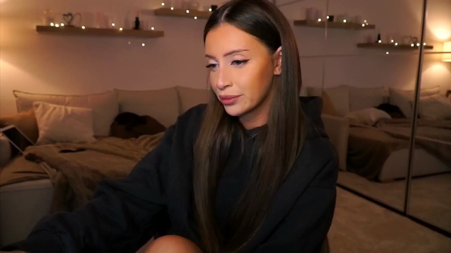 Gallery image thumbnail from Its_Ana's myfreecams stream on, 03/27/2025, 22:27 image 14 of 20