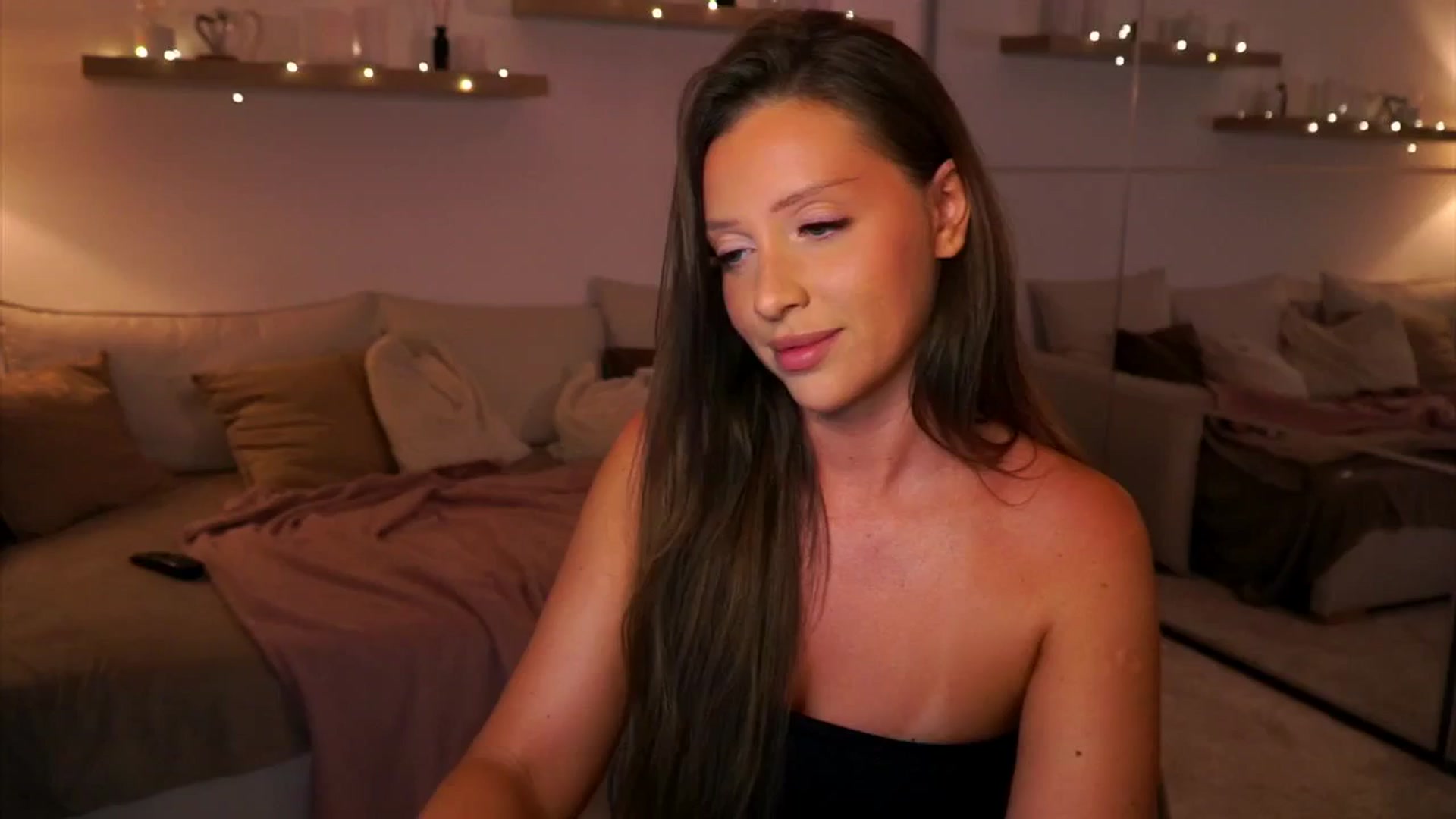Gallery image thumbnail from Its_Ana's myfreecams stream on, 07/25/2025, 20:21 image 6 of 20