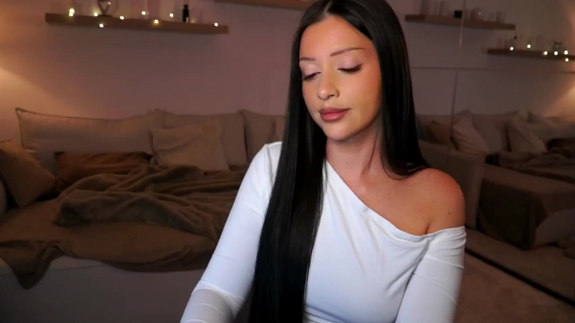 Gallery image thumbnail from Its_Ana's myfreecams stream on, 10/26/2025, 21:54 image 9 of 20