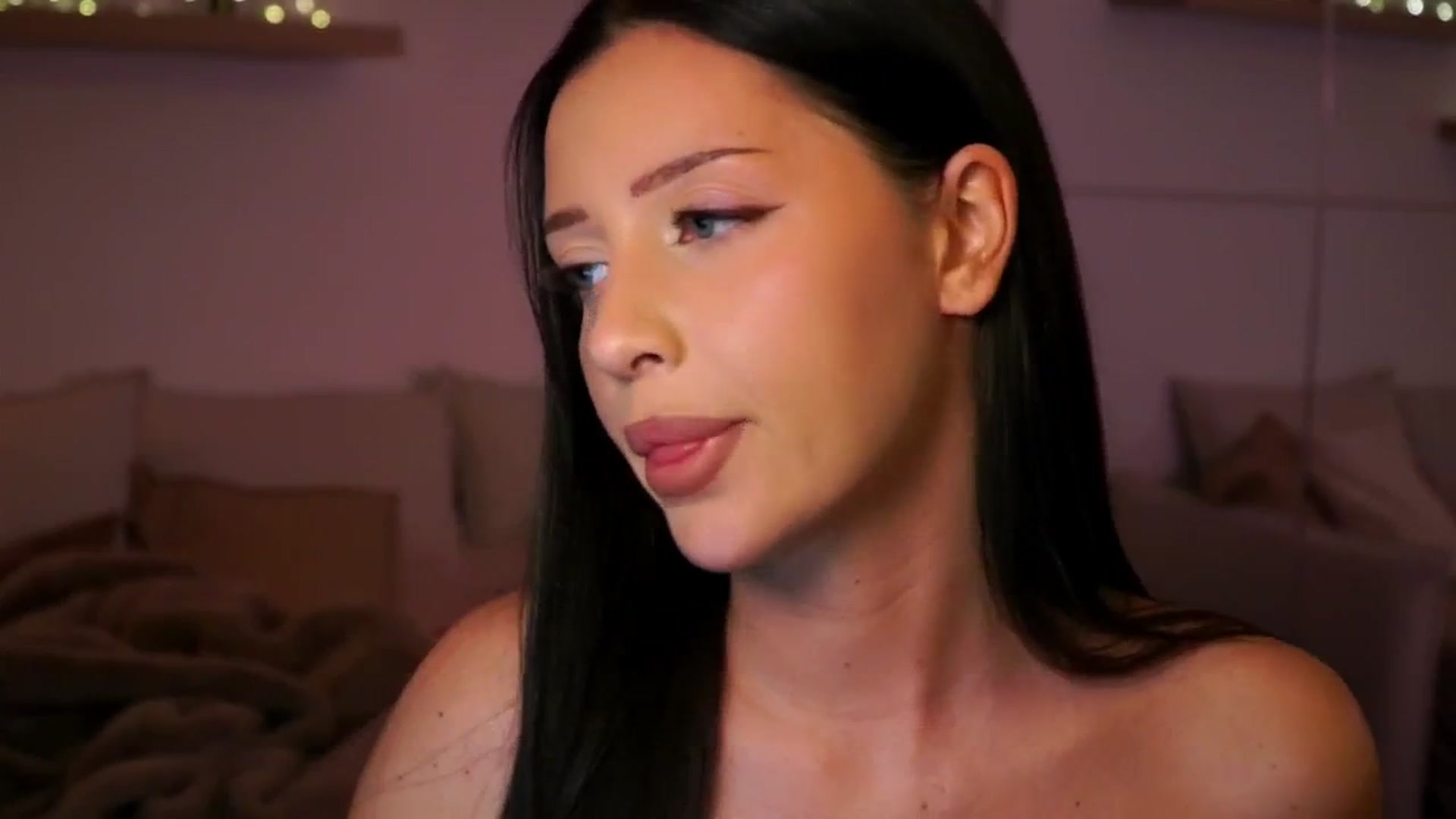Gallery image thumbnail from Its_Ana's myfreecams stream on, 12/22/2025, 23:18 image 4 of 20