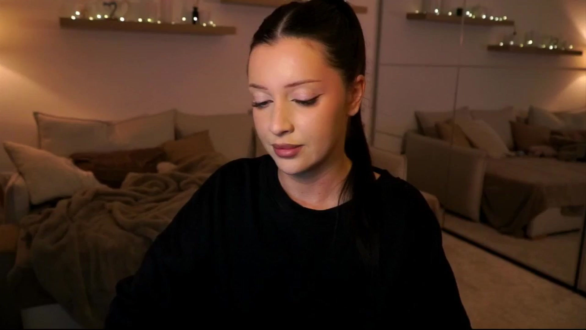 Gallery image thumbnail from Its_Ana's myfreecams stream on, 01/18/2026, 22:01 image 5 of 20