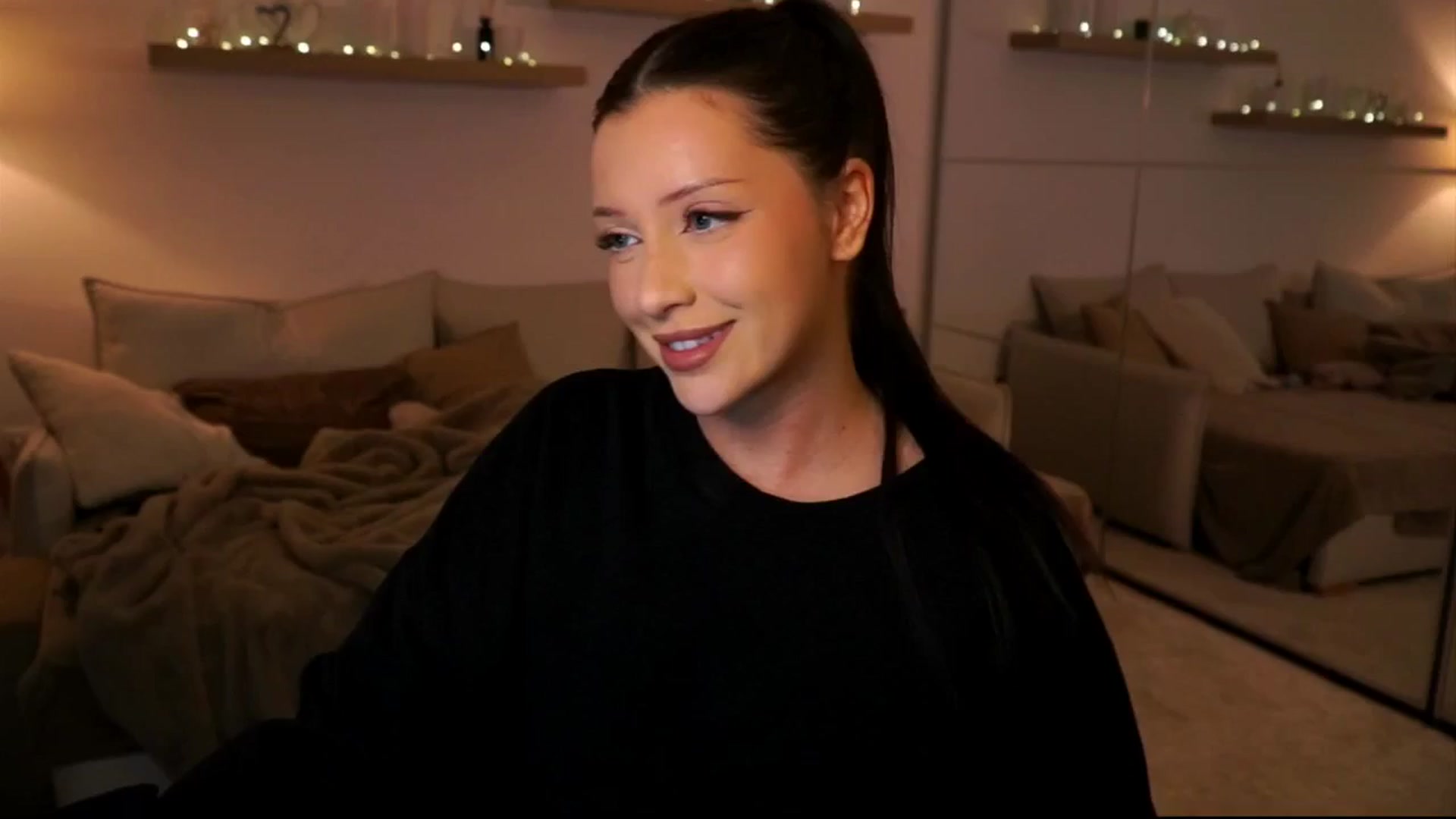 Gallery image thumbnail from Its_Ana's myfreecams stream on, 01/18/2026, 22:01 image 6 of 20