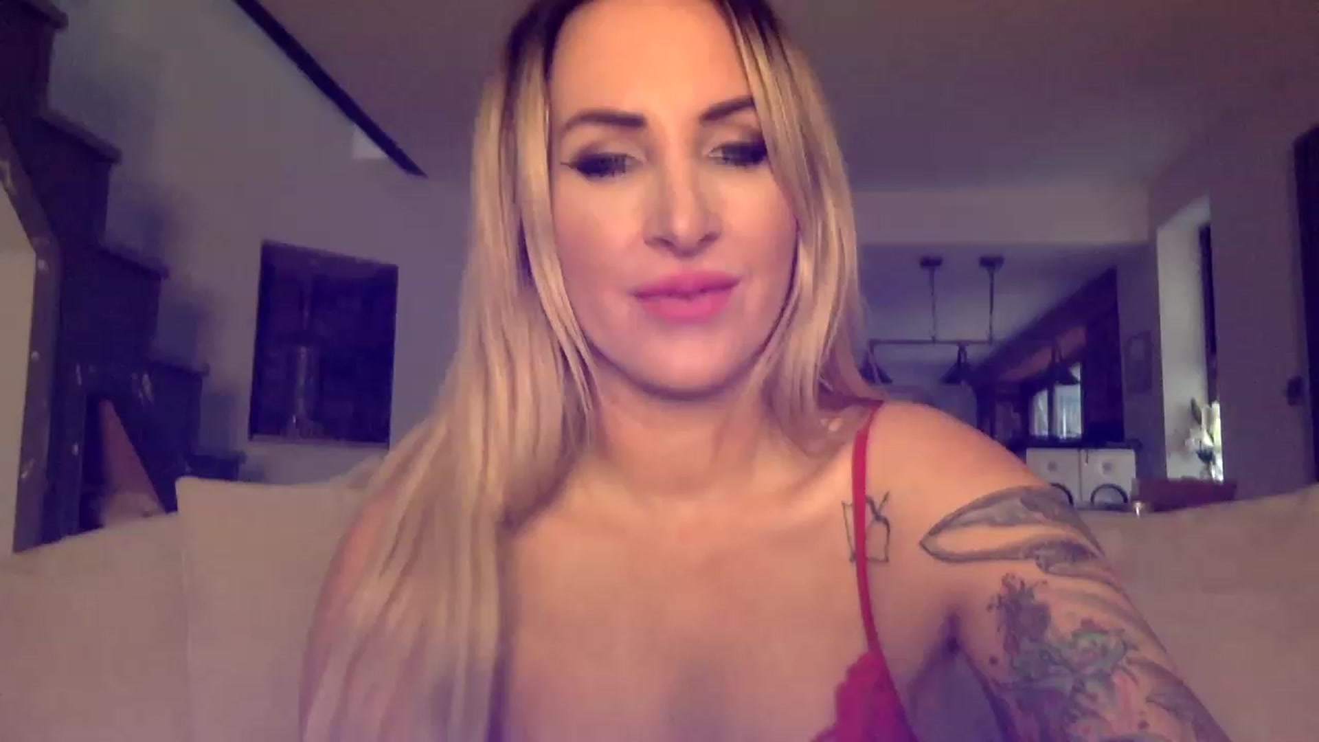 Gallery image thumbnail from Its_just_Evie's myfreecams stream on, 11/27/2022, 12:36 image 17 of 20