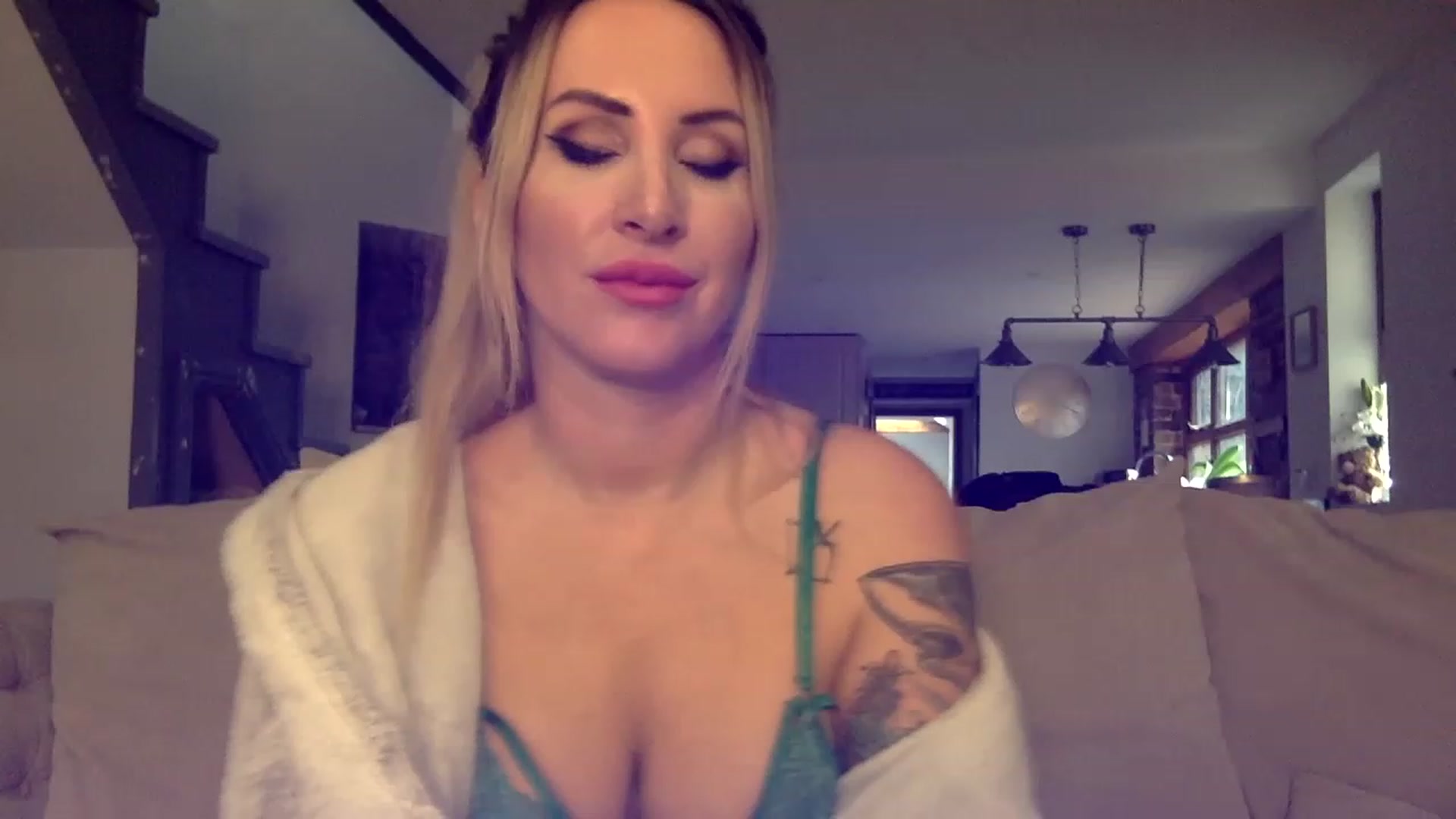 Gallery image thumbnail from Its_just_Evie's myfreecams stream on, 12/07/2022, 11:47 image 8 of 20