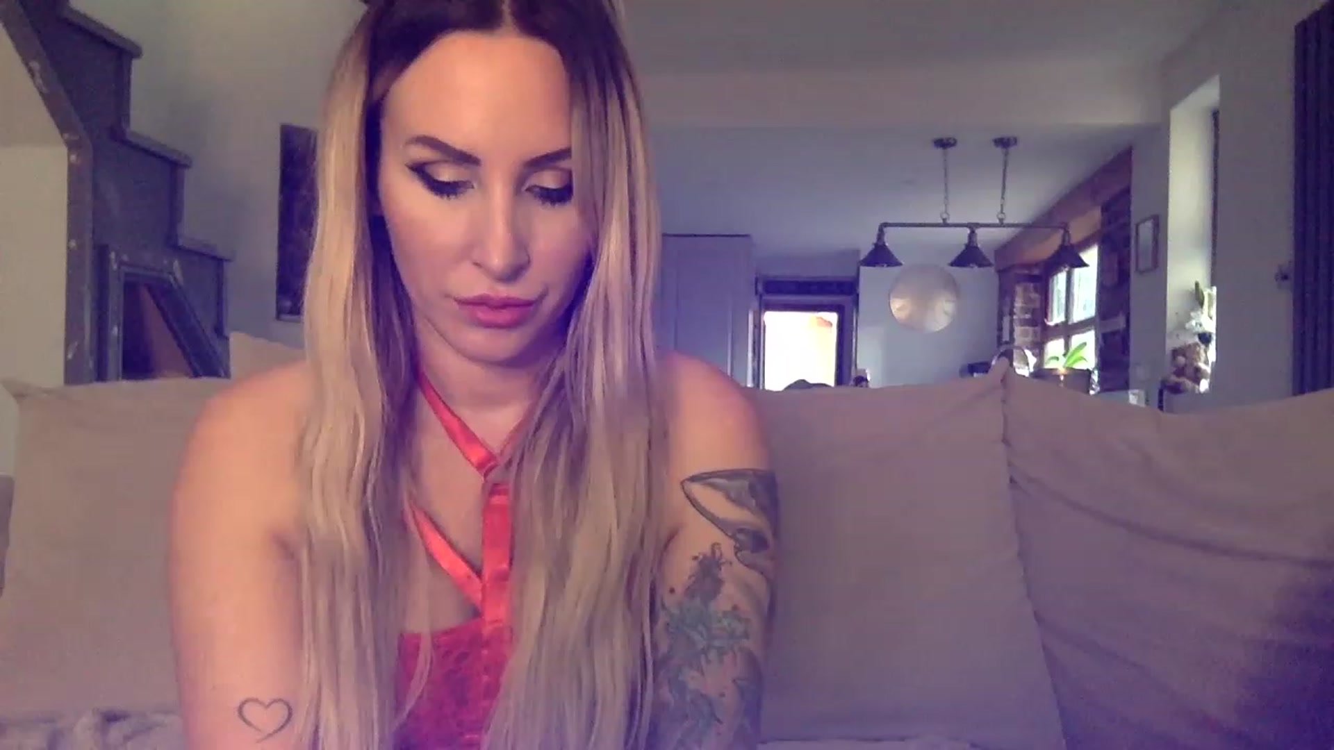 Gallery image thumbnail from Its_just_Evie's myfreecams stream on, 12/08/2022, 13:53 image 10 of 20