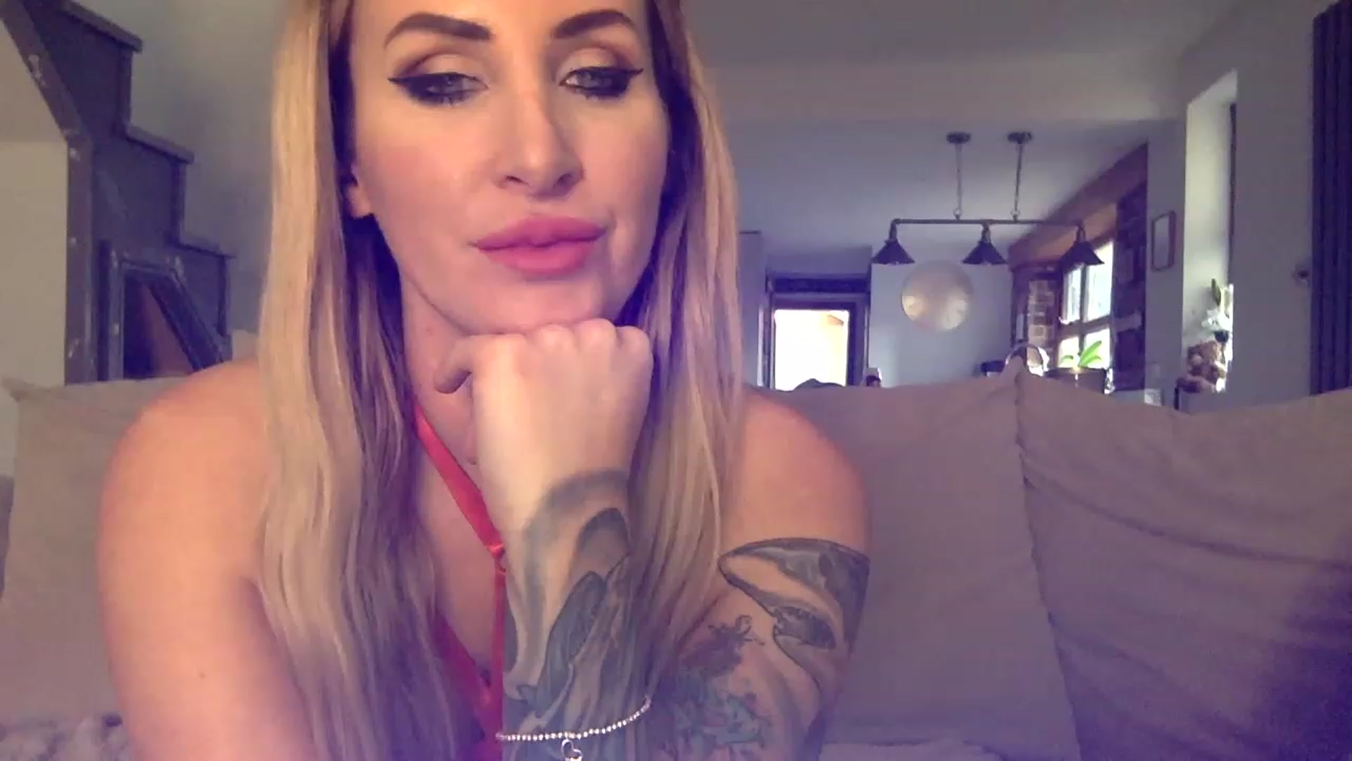 Gallery image thumbnail from Its_just_Evie's myfreecams stream on, 12/08/2022, 13:53 image 11 of 20