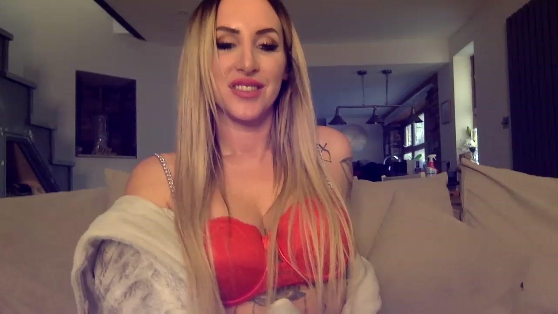 Gallery image thumbnail from Its_just_Evie's myfreecams stream on, 12/15/2022, 14:16 image 3 of 20