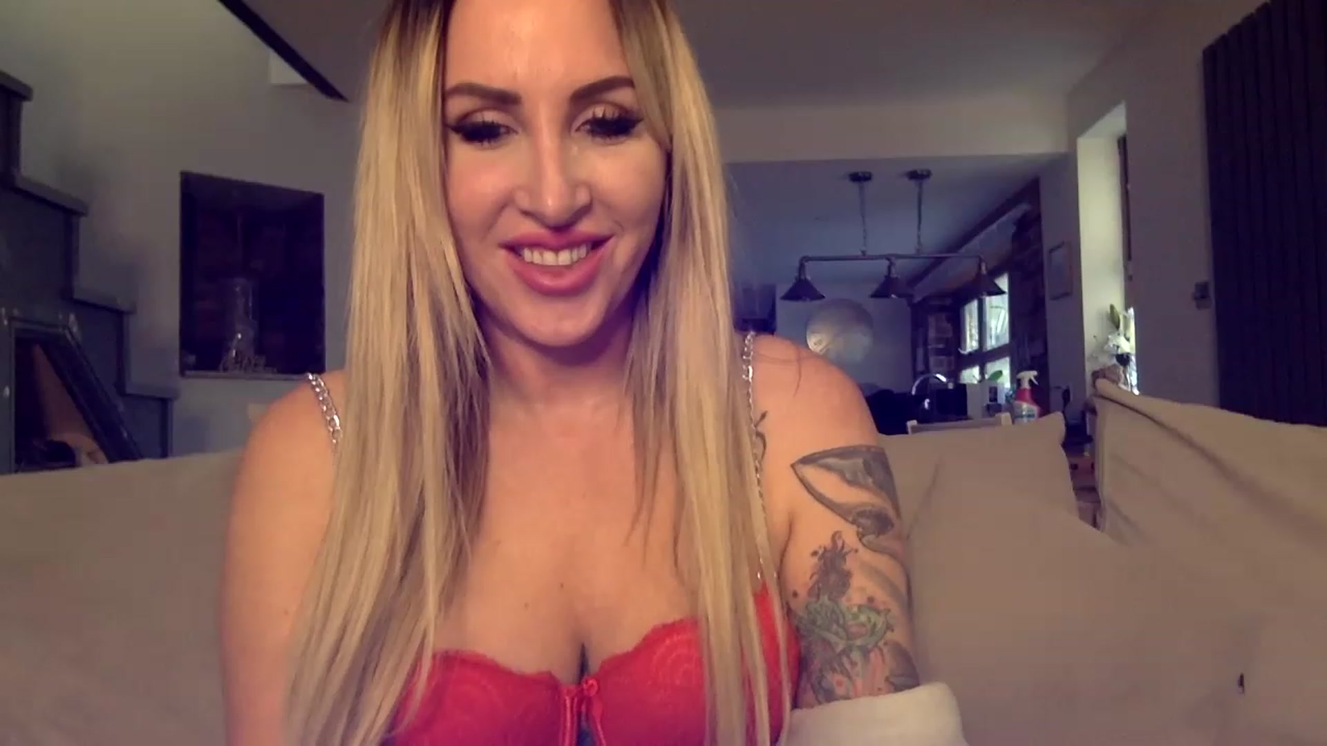 Gallery image thumbnail from Its_just_Evie's myfreecams stream on, 12/15/2022, 14:16 image 4 of 20
