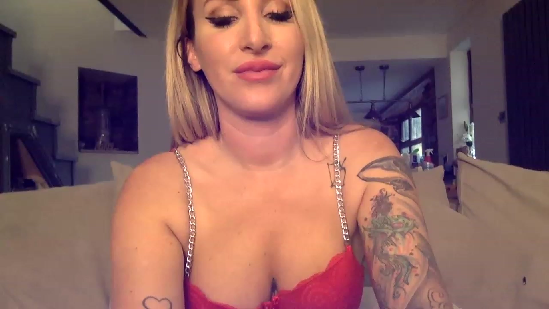 Gallery image thumbnail from Its_just_Evie's myfreecams stream on, 12/15/2022, 14:16 image 20 of 20