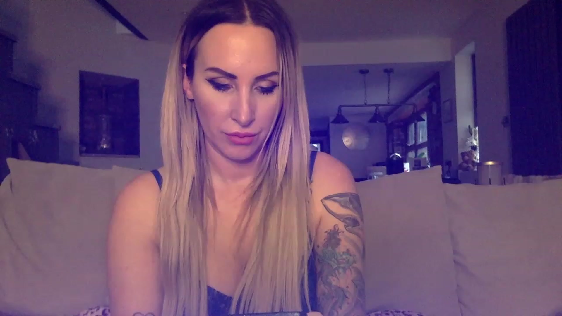 Gallery image thumbnail from Its_just_Evie's myfreecams stream on, 12/18/2022, 12:15 image 10 of 20