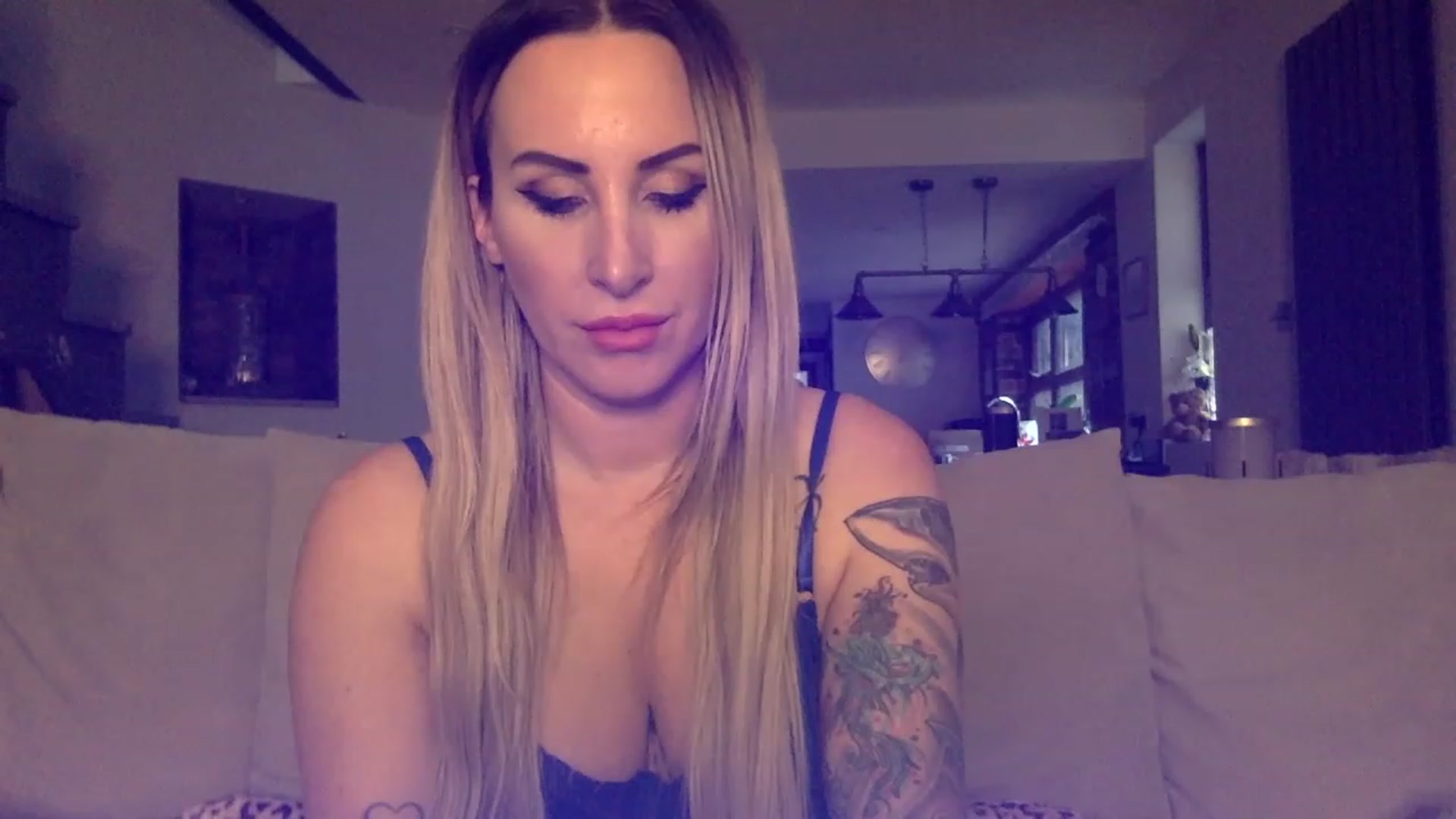 Gallery image thumbnail from Its_just_Evie's myfreecams stream on, 12/18/2022, 12:15 image 5 of 20
