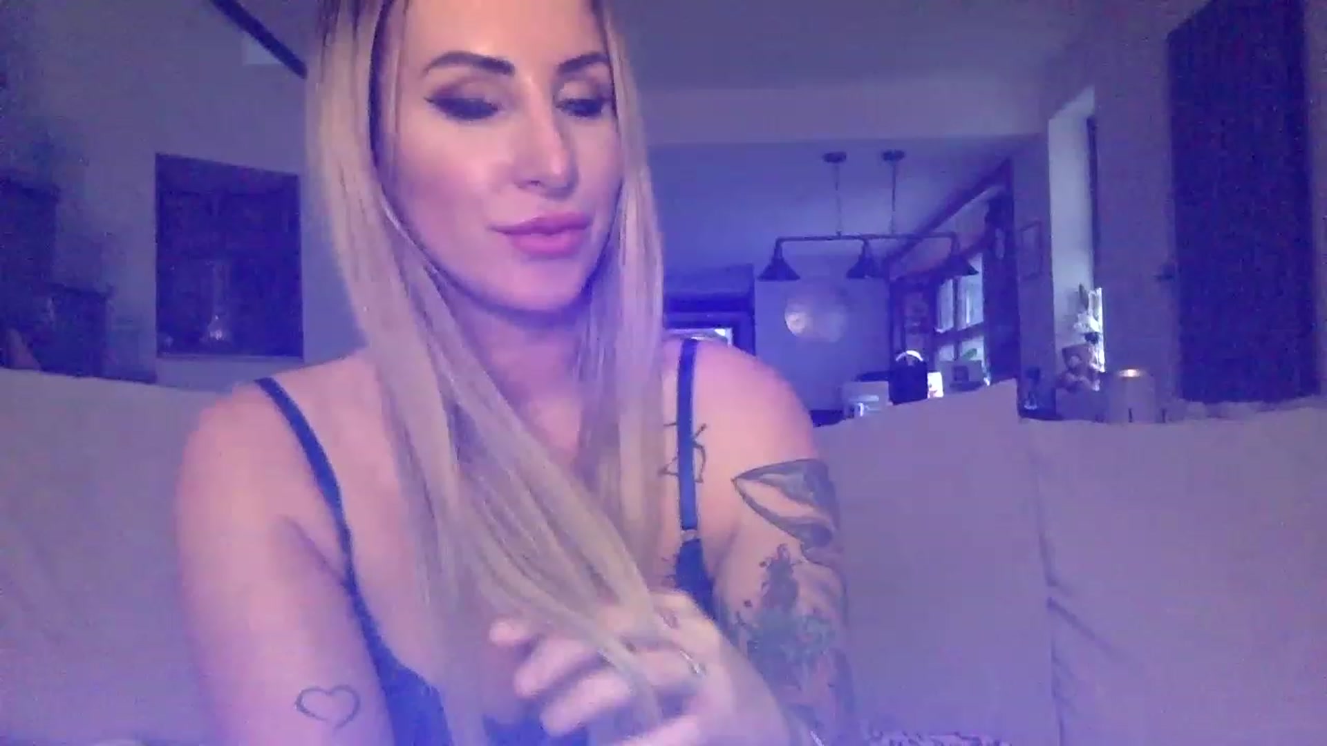 Gallery image thumbnail from Its_just_Evie's myfreecams stream on, 12/18/2022, 13:42 image 1 of 20