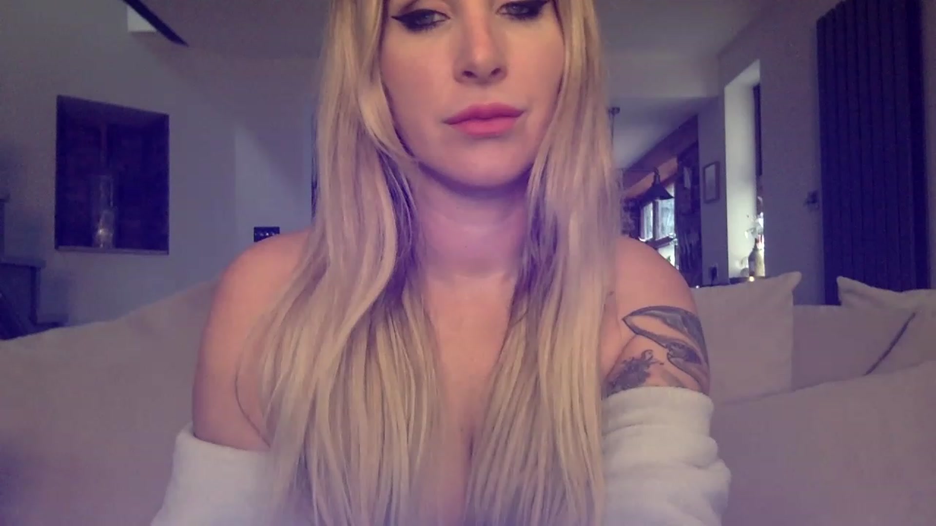 Gallery image thumbnail from Its_just_Evie's myfreecams stream on, 02/24/2023, 11:40 image 17 of 20