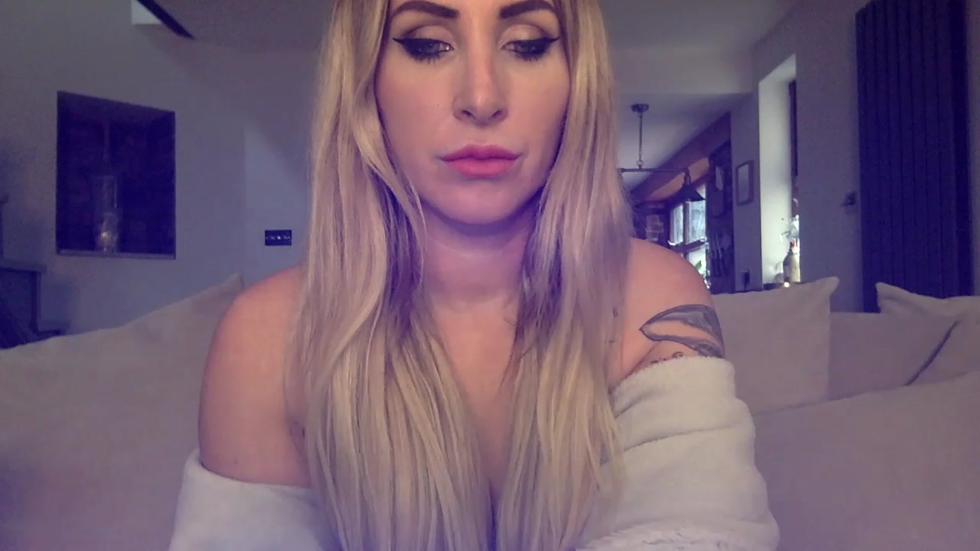 Gallery image thumbnail from Its_just_Evie's myfreecams stream on, 02/24/2023, 11:40 image 5 of 20