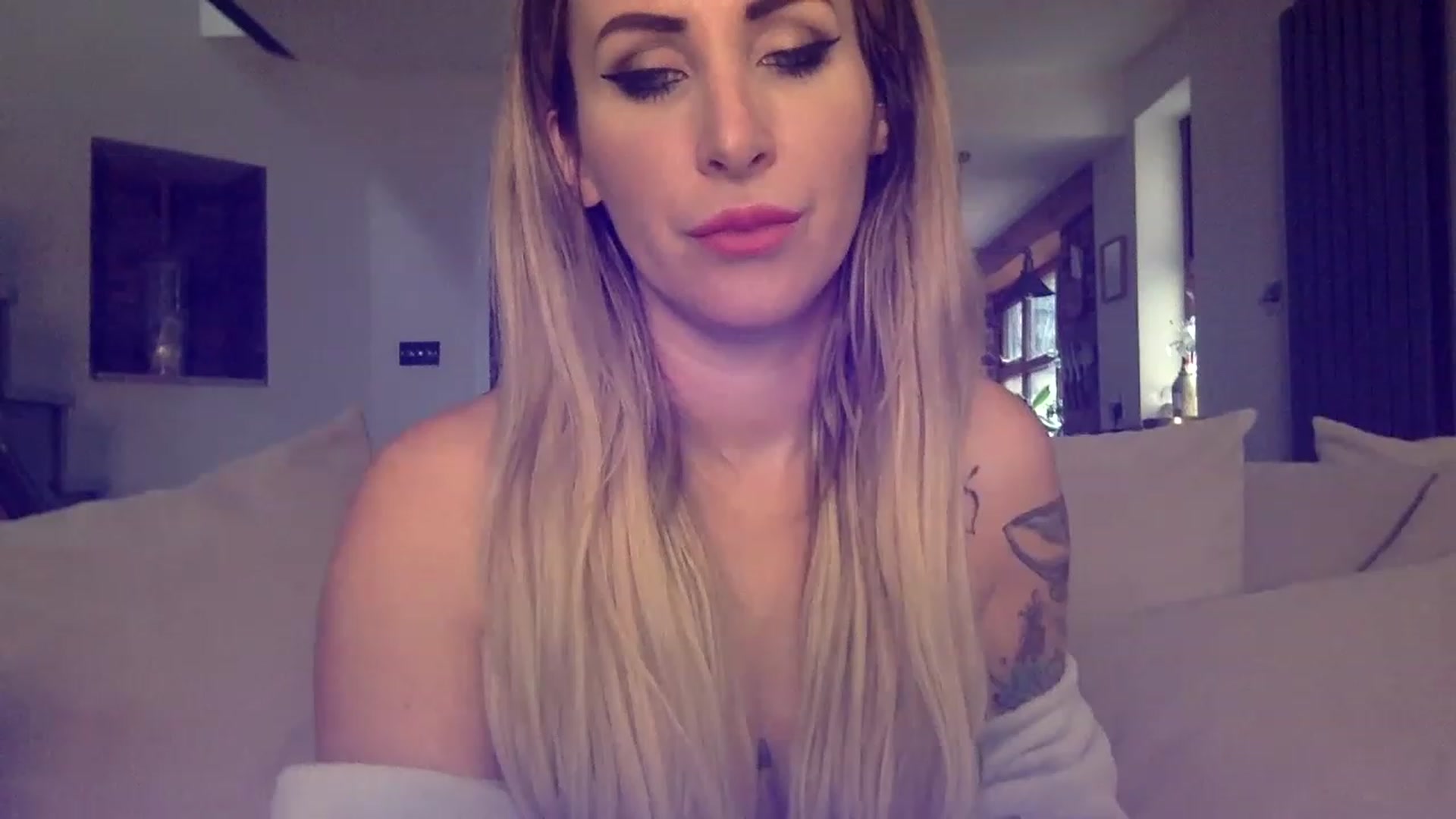 Gallery image thumbnail from Its_just_Evie's myfreecams stream on, 02/24/2023, 11:40 image 3 of 20