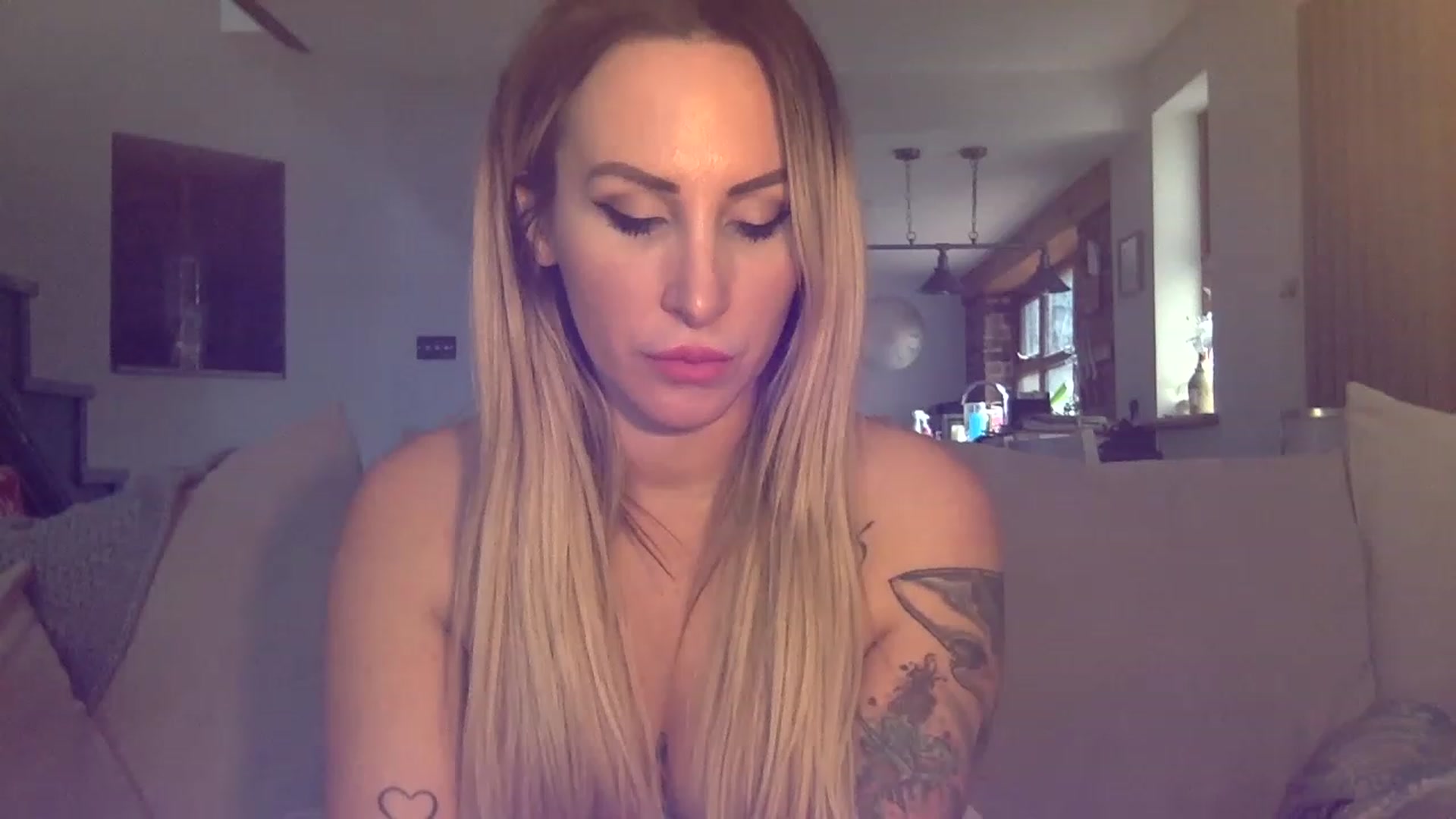 Gallery image thumbnail from Its_just_Evie's myfreecams stream on, 02/27/2023, 12:45 image 7 of 20