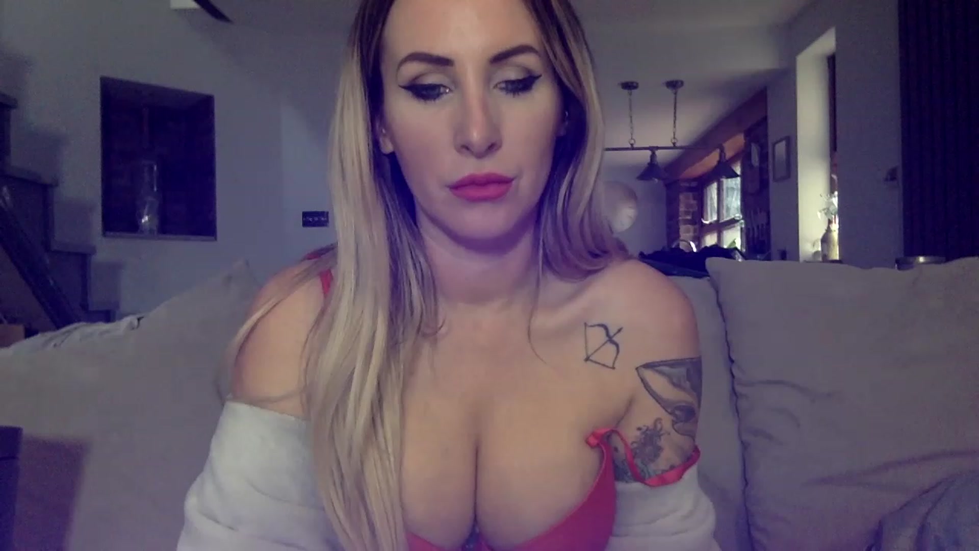 Gallery image thumbnail from Its_just_Evie's myfreecams stream on, 03/01/2023, 12:22 image 10 of 20
