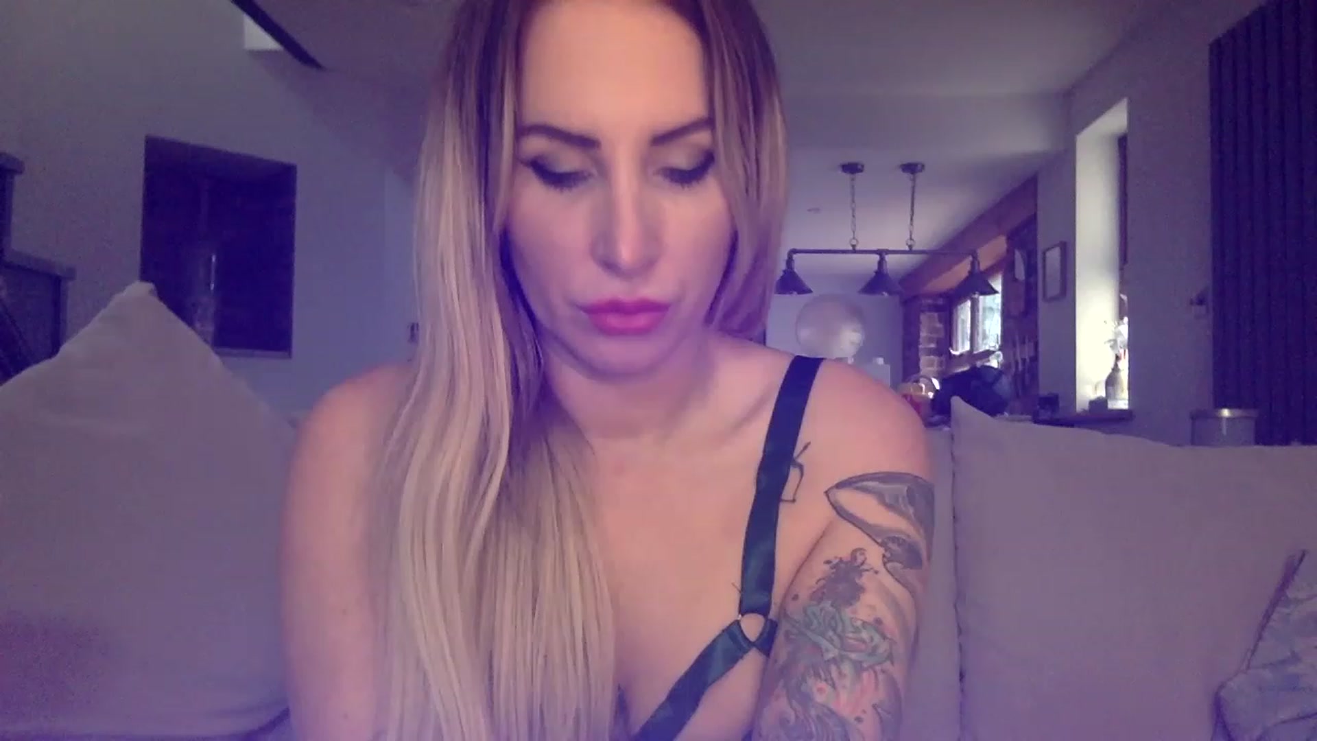Gallery image thumbnail from Its_just_Evie's myfreecams stream on, 03/06/2023, 13:05 image 9 of 20