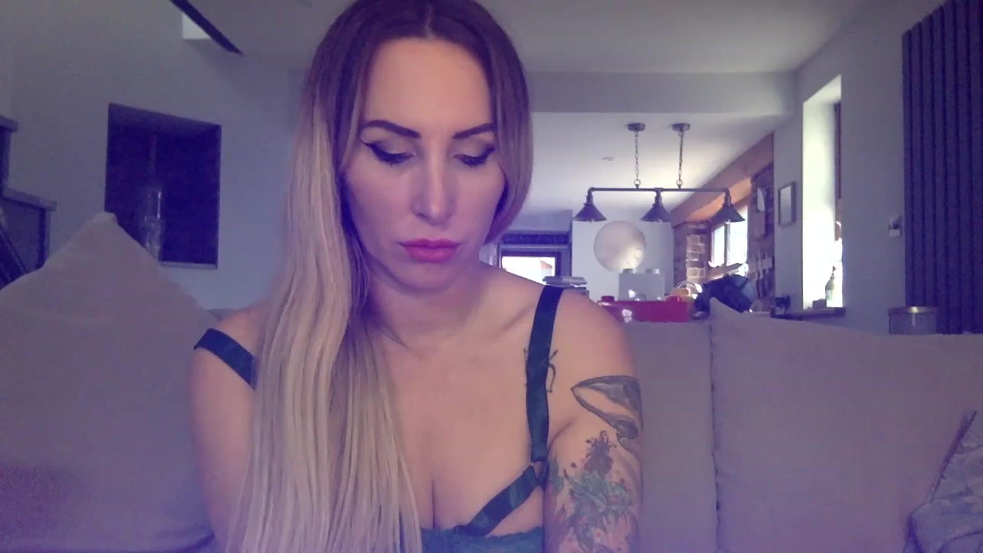 Gallery image thumbnail from Its_just_Evie's myfreecams stream on, 03/06/2023, 13:05 image 1 of 20