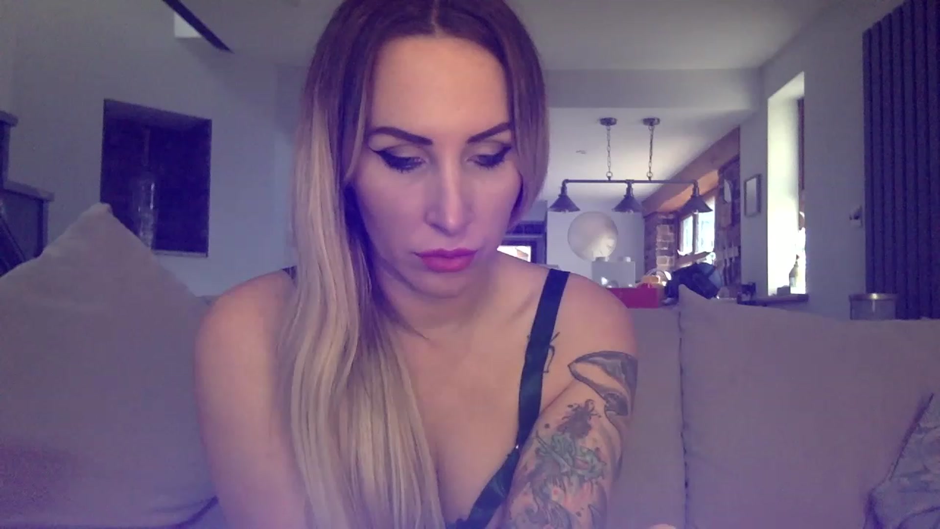Gallery image thumbnail from Its_just_Evie's myfreecams stream on, 03/06/2023, 13:05 image 2 of 20