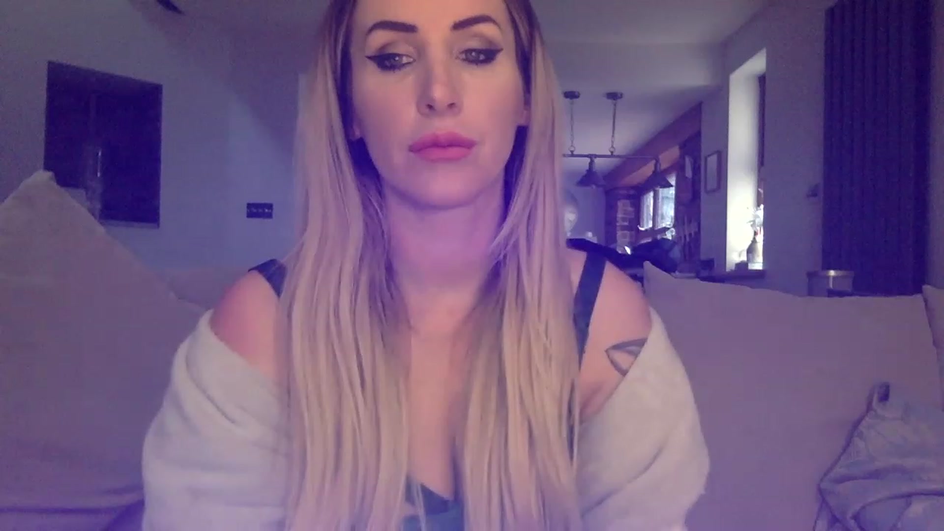 Gallery image thumbnail from Its_just_Evie's myfreecams stream on, 03/06/2023, 13:33 image 10 of 20