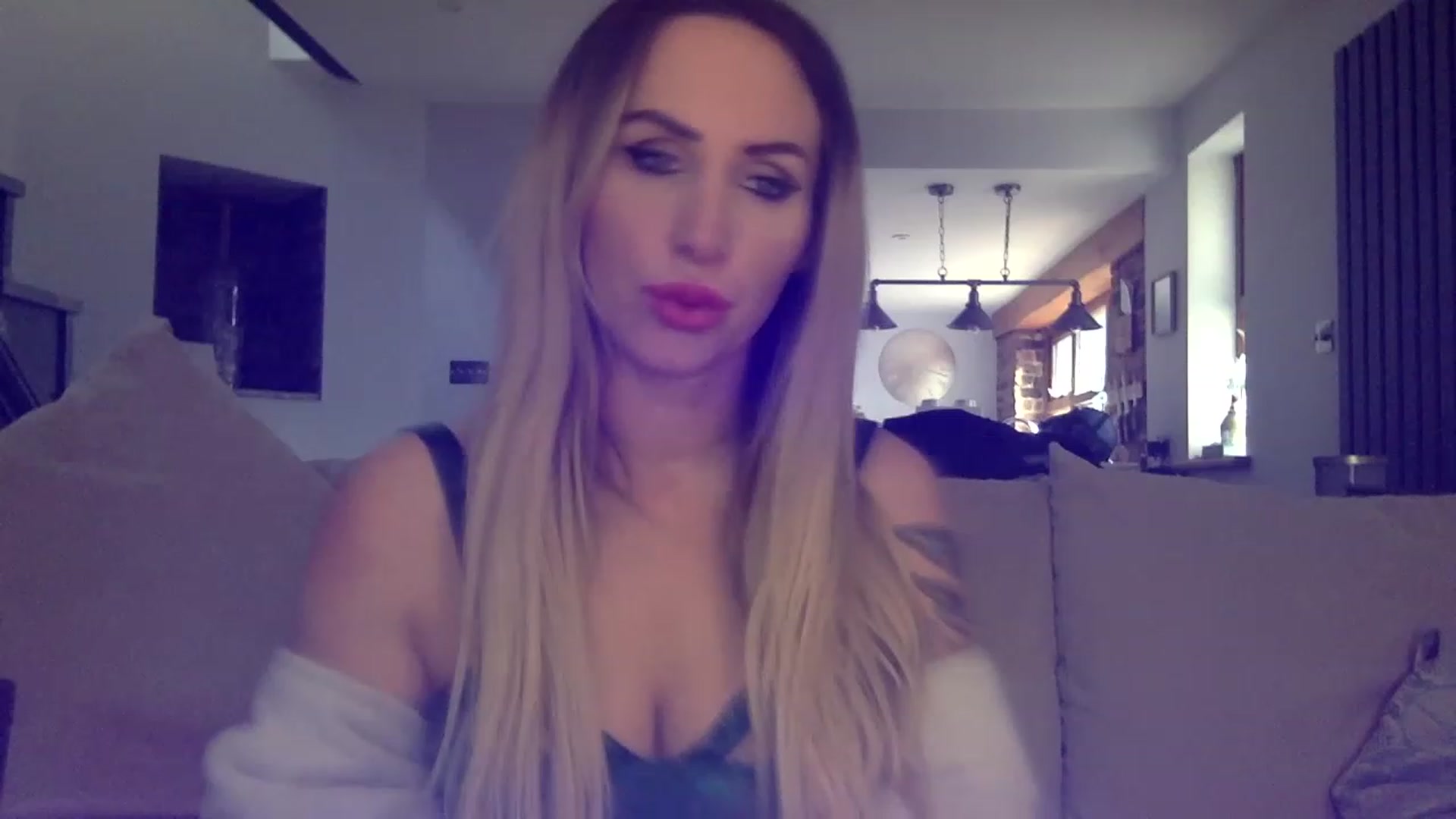 Gallery image thumbnail from Its_just_Evie's myfreecams stream on, 03/06/2023, 13:33 image 2 of 20