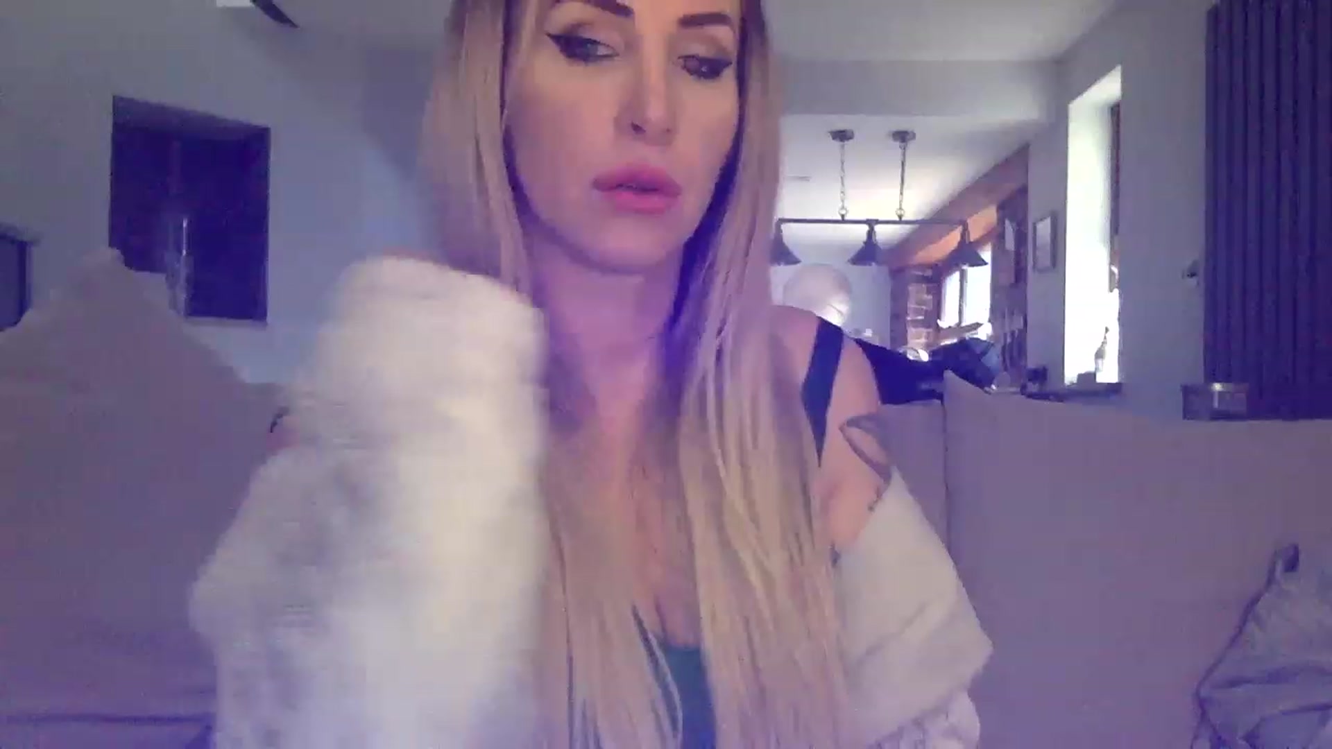 Gallery image thumbnail from Its_just_Evie's myfreecams stream on, 03/06/2023, 13:33 image 4 of 20
