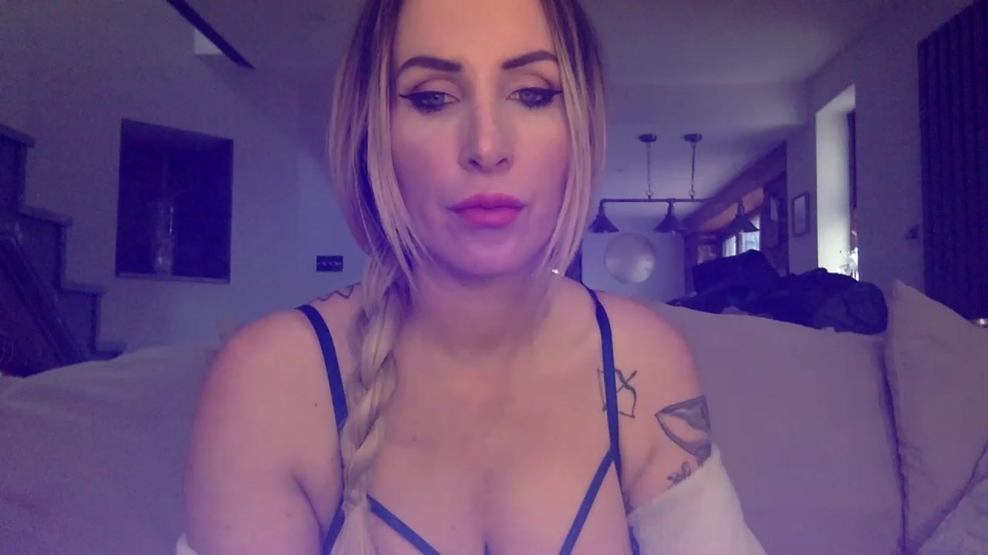 Gallery image thumbnail from Its_just_Evie's myfreecams stream on, 03/07/2023, 13:07 image 12 of 20